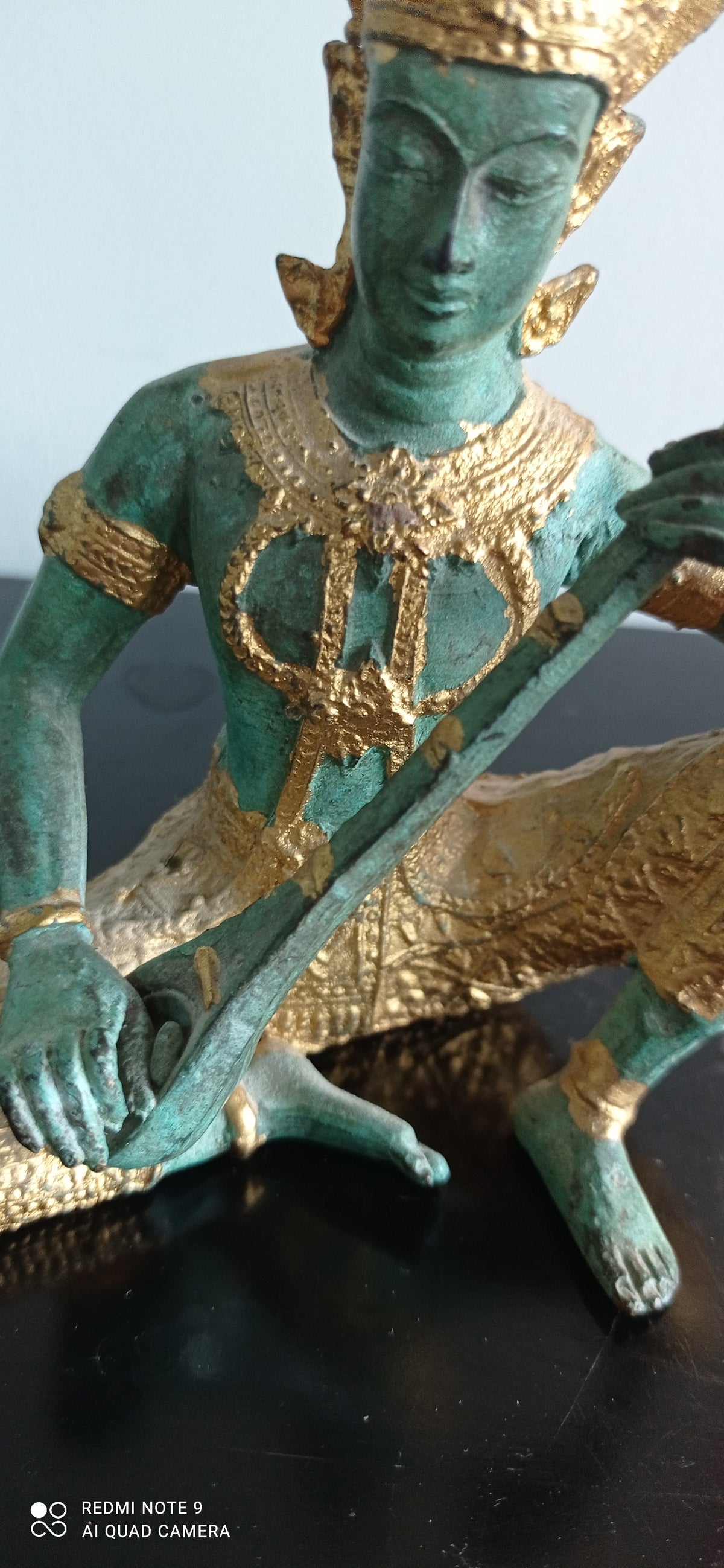 Musicien céleste thaïlandais – Statuette en bronze patiné et doré – Thaïlande – 14 cm