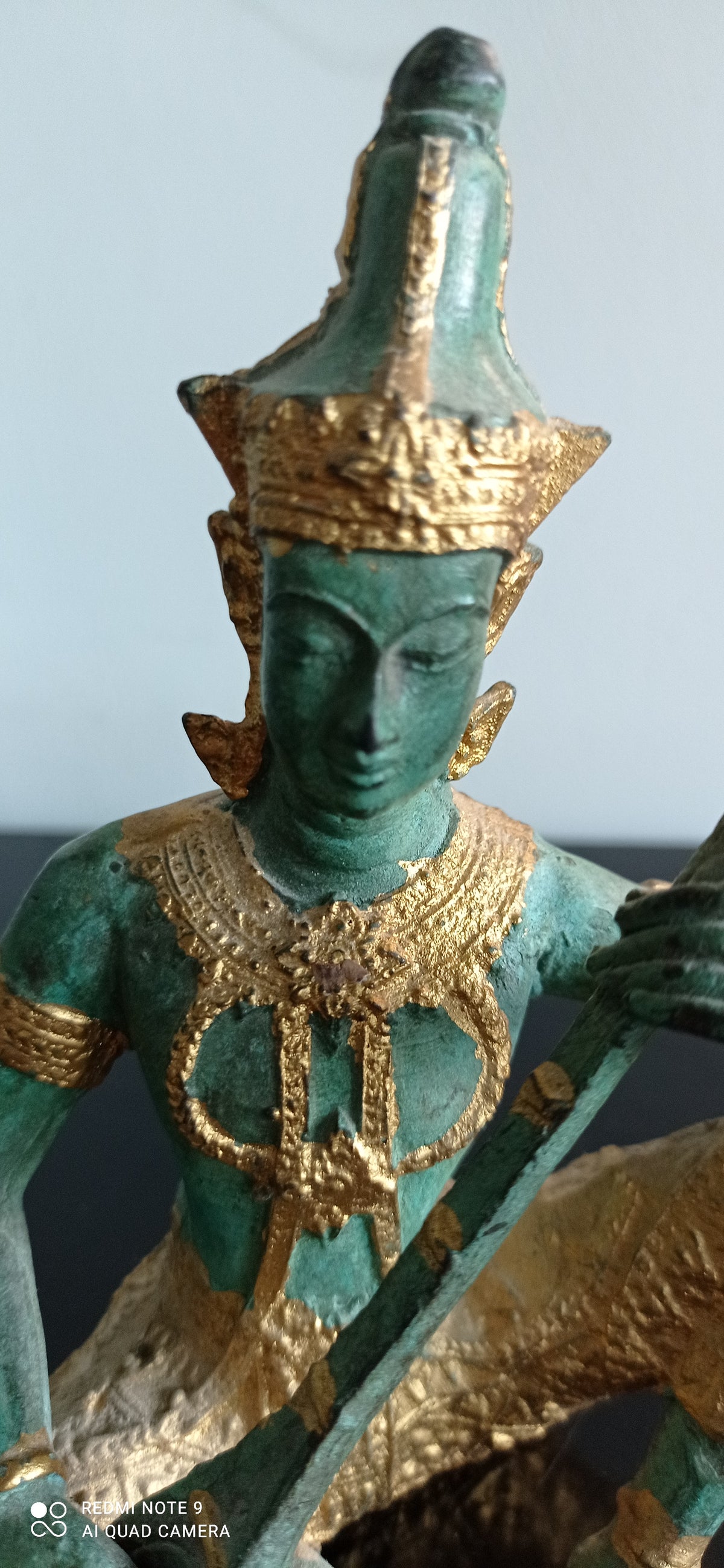 Musicien céleste thaïlandais – Statuette en bronze patiné et doré – Thaïlande – 14 cm