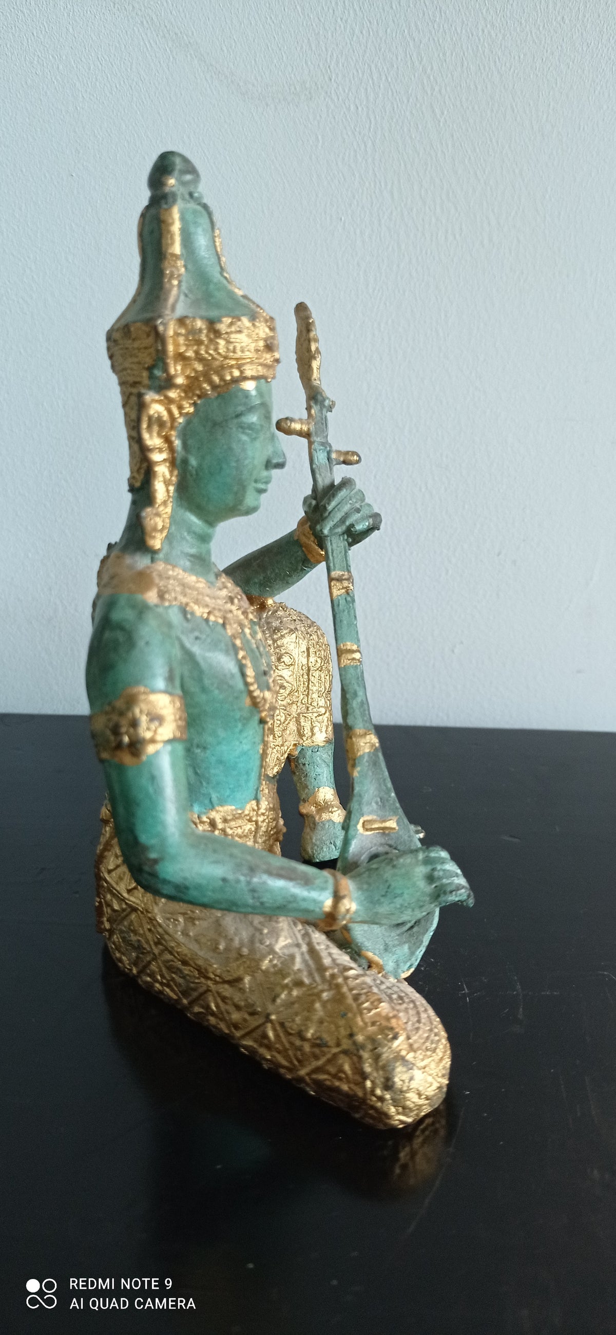 Musicien céleste thaïlandais – Statuette en bronze patiné et doré – Thaïlande – 14 cm