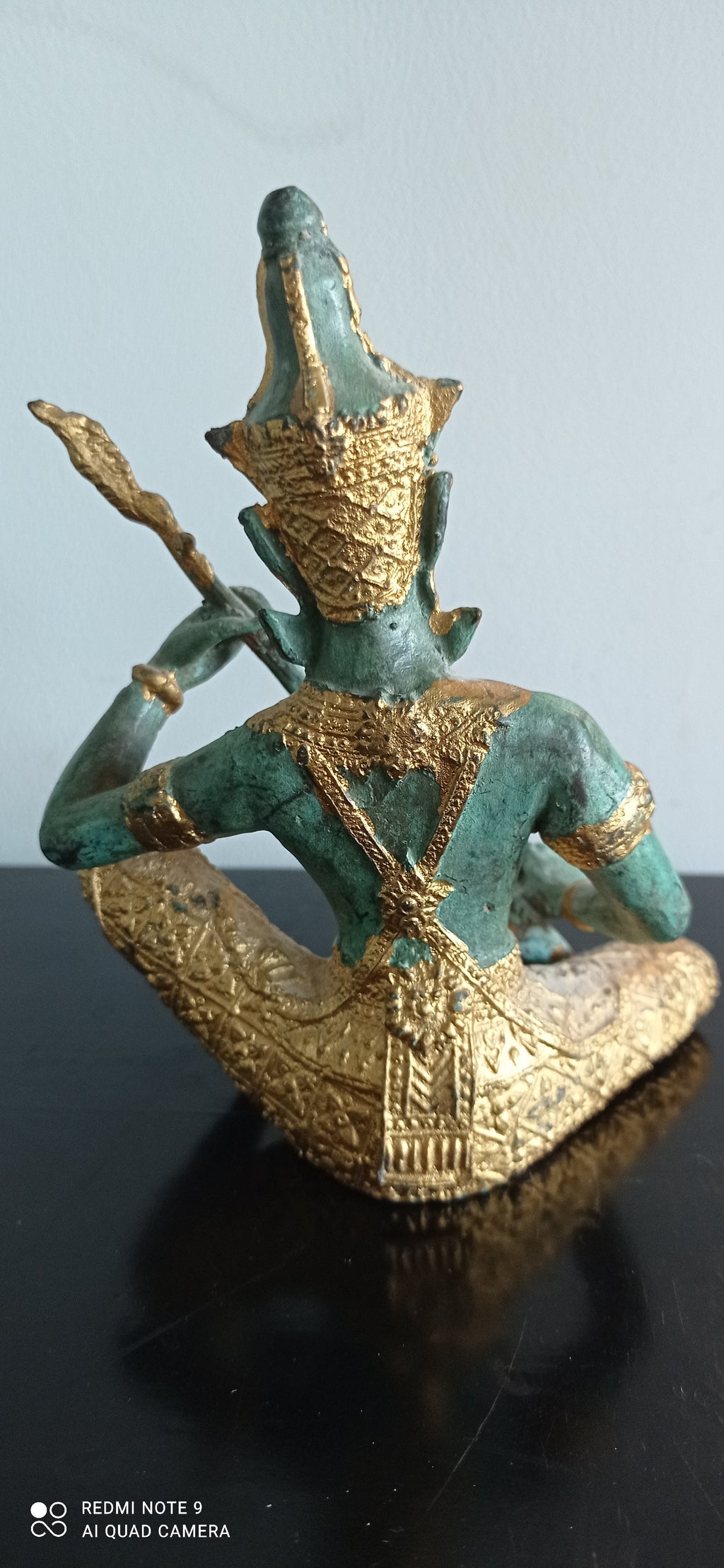 Musicien céleste thaïlandais – Statuette en bronze patiné et doré – Thaïlande – 14 cm