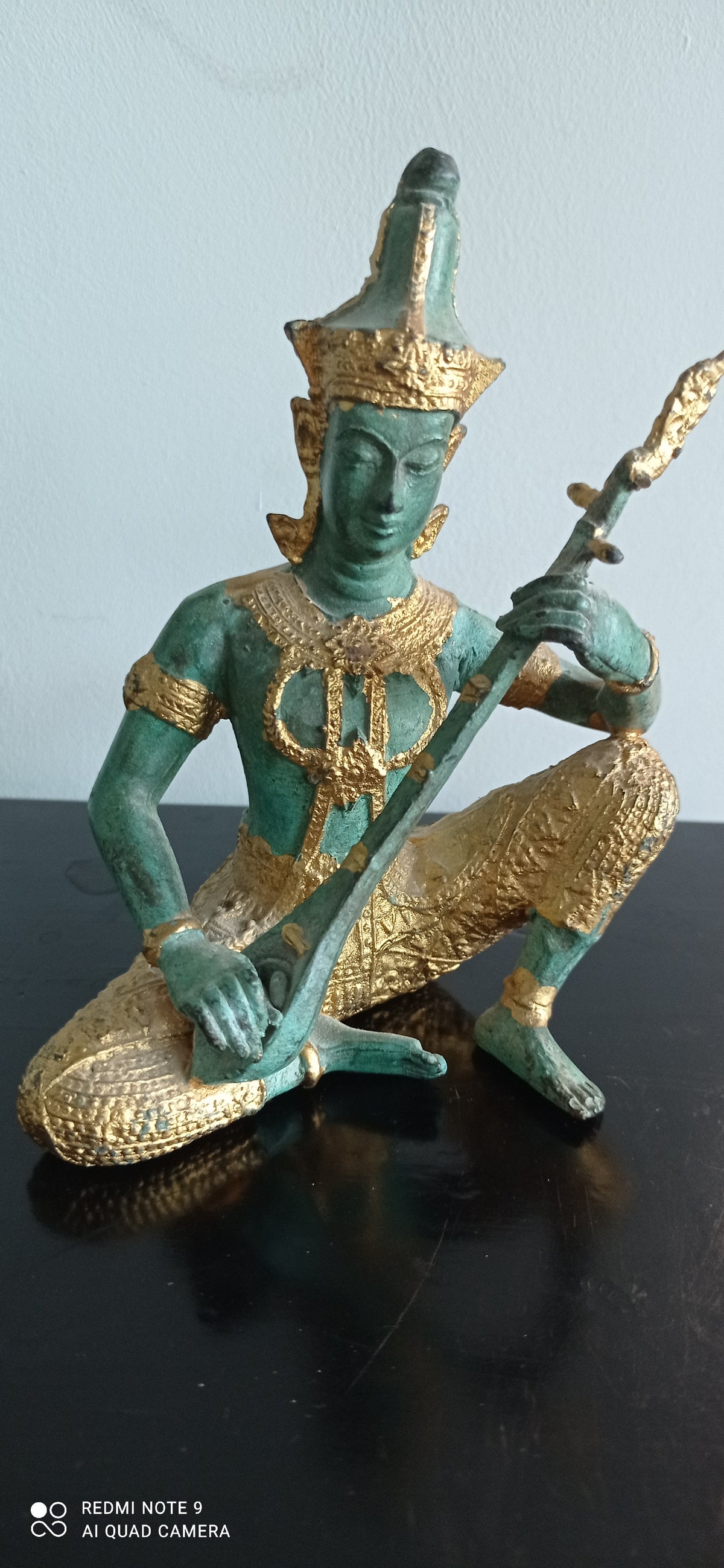 Musicien céleste thaïlandais – Statuette en bronze patiné et doré – Thaïlande – 14 cm