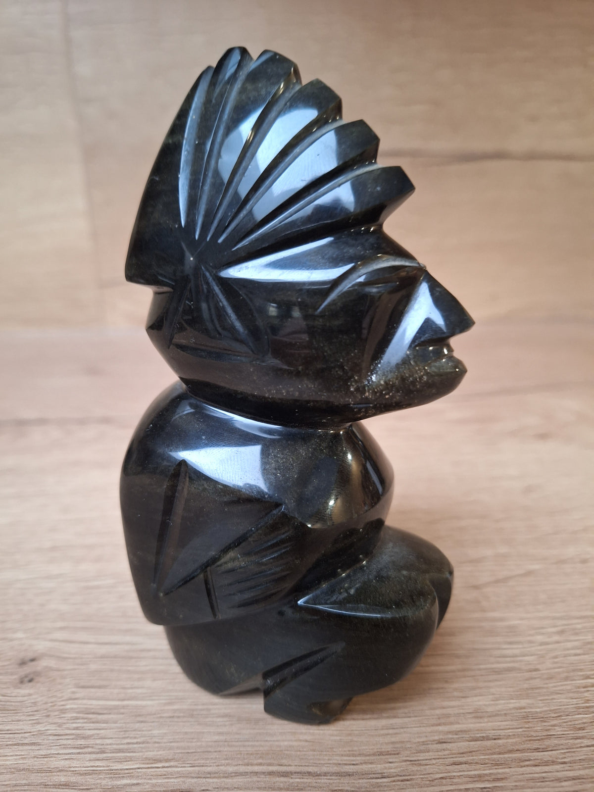 Statuette Guerrier Aztèque en Obsidienne Dorée – Mexique – 15 cm