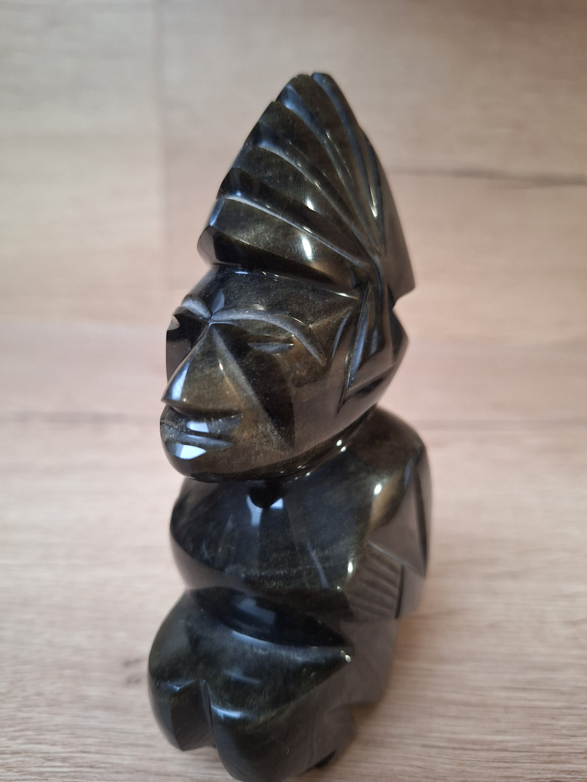Statuette Guerrier Aztèque en Obsidienne Dorée – Mexique – 15 cm