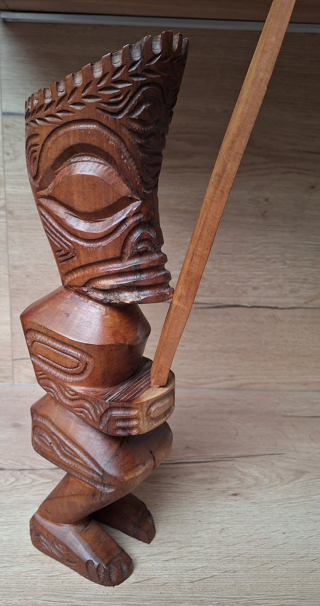 Grand Tiki couronné en bois de rose sculpté – Bora Bora, Polynésie – 40 cm