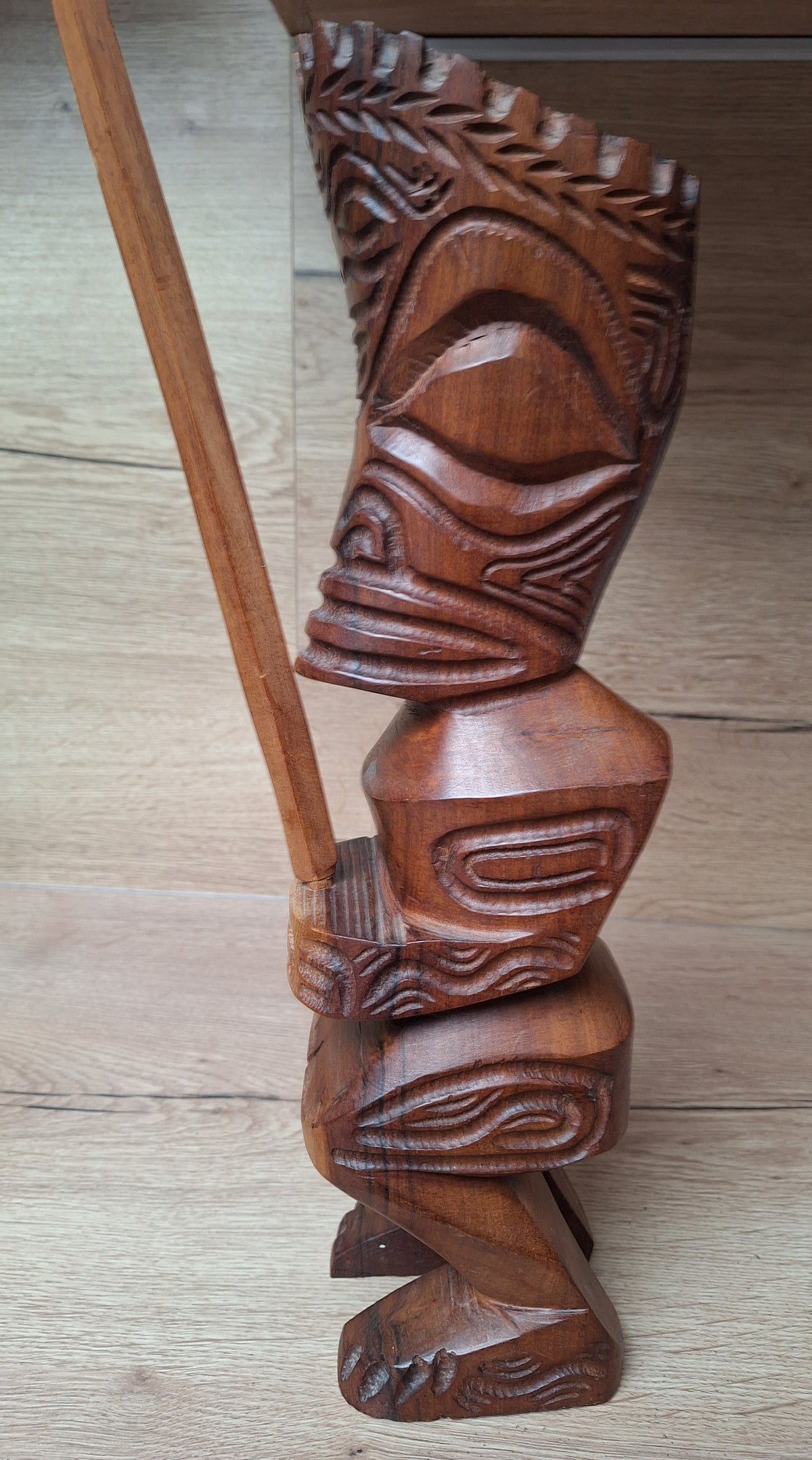 Grand Tiki couronné en bois de rose sculpté – Bora Bora, Polynésie – 40 cm