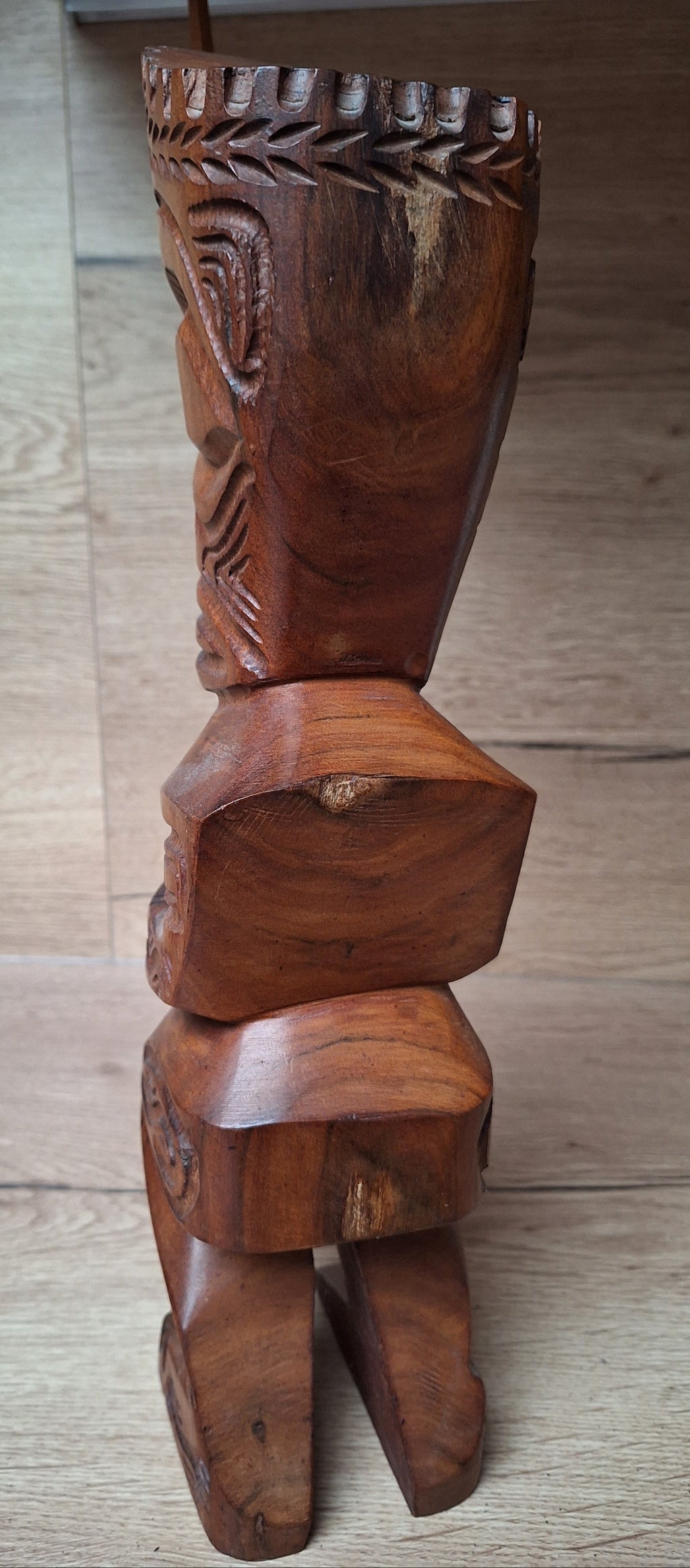 Grand Tiki couronné en bois de rose sculpté – Bora Bora, Polynésie – 40 cm