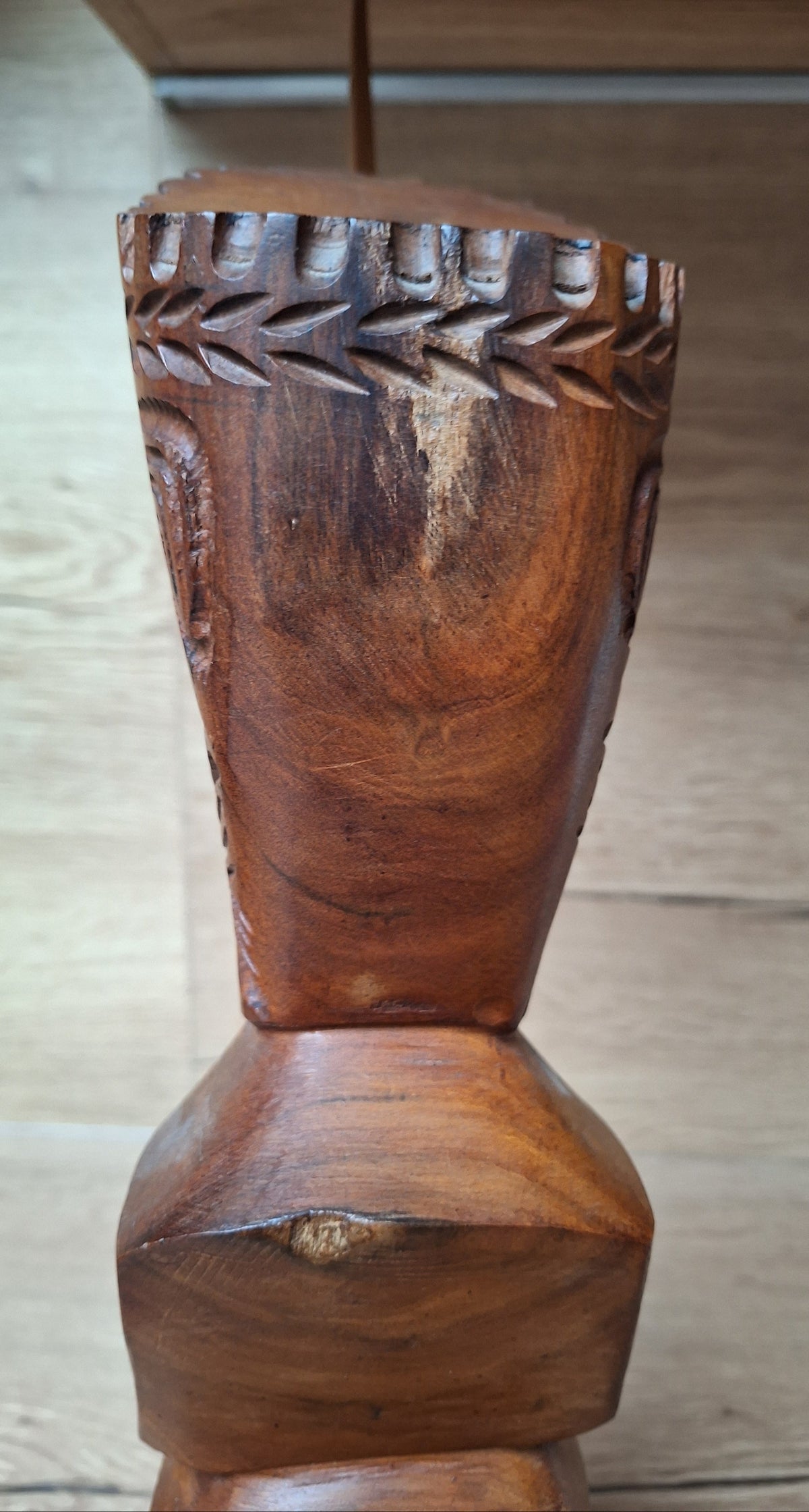 Grand Tiki couronné en bois de rose sculpté – Bora Bora, Polynésie – 40 cm