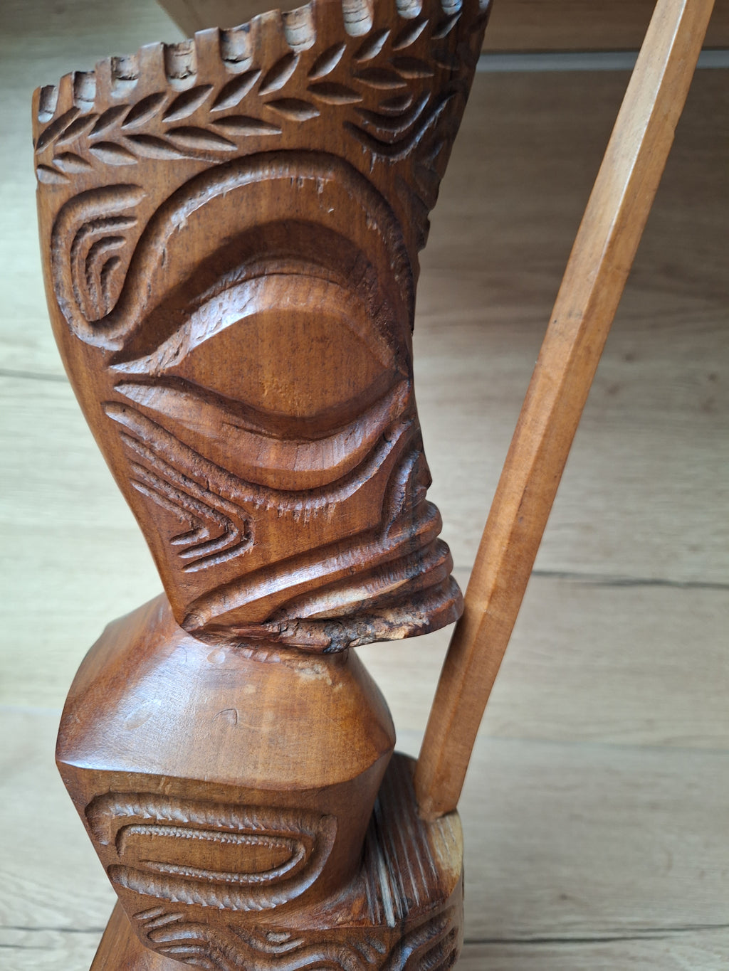Grand Tiki couronné en bois de rose sculpté – Bora Bora, Polynésie – 40 cm