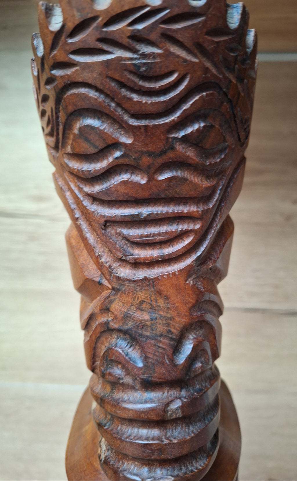 Grand Tiki couronné en bois de rose sculpté – Bora Bora, Polynésie – 40 cm
