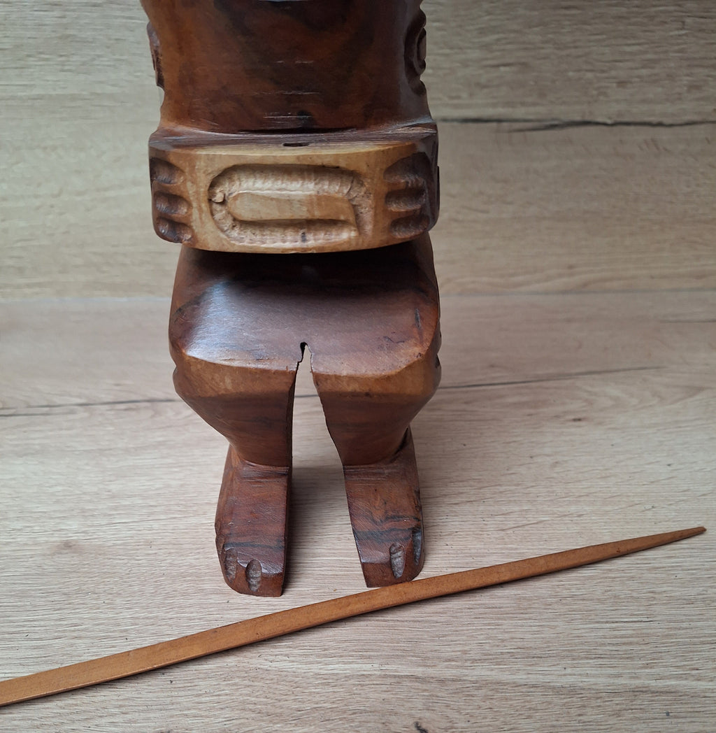 Grand Tiki couronné en bois de rose sculpté – Bora Bora, Polynésie – 40 cm