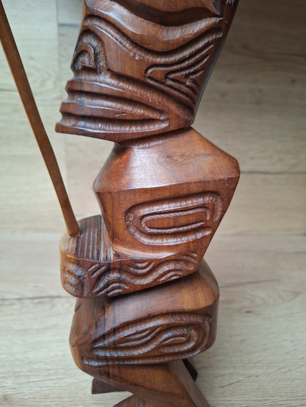 Grand Tiki couronné en bois de rose sculpté – Bora Bora, Polynésie – 40 cm