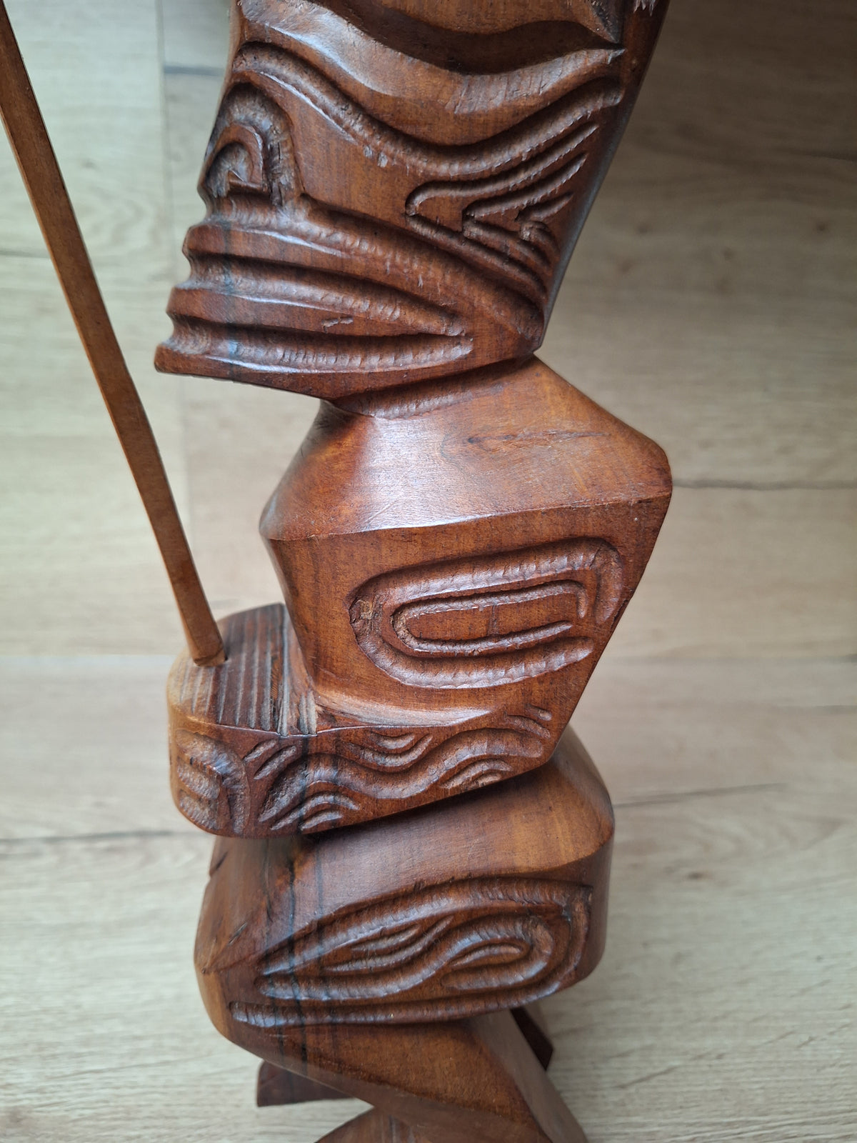 Grand Tiki couronné en bois de rose sculpté – Bora Bora, Polynésie – 40 cm