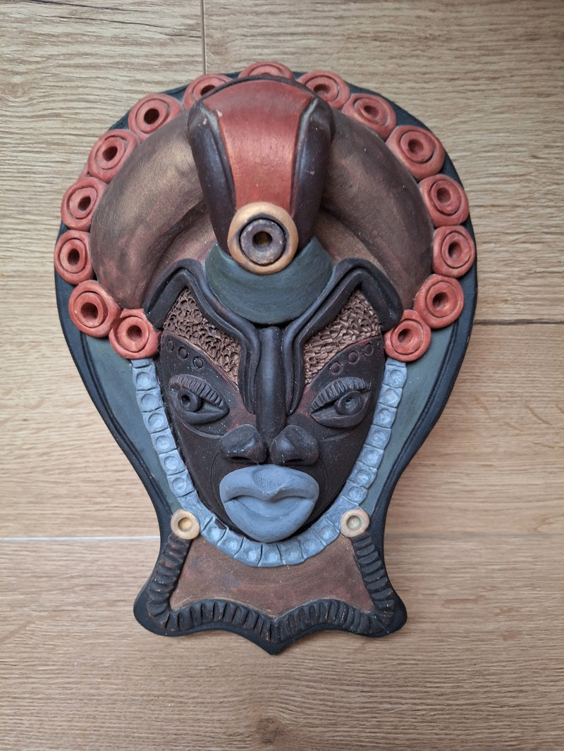 Masque mural vintage en terre cuite polychrome – Visage stylisé – Artisanat ethnique