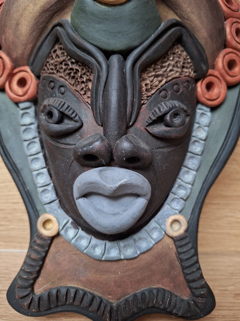 Masque mural vintage en terre cuite polychrome – Visage stylisé – Artisanat ethnique