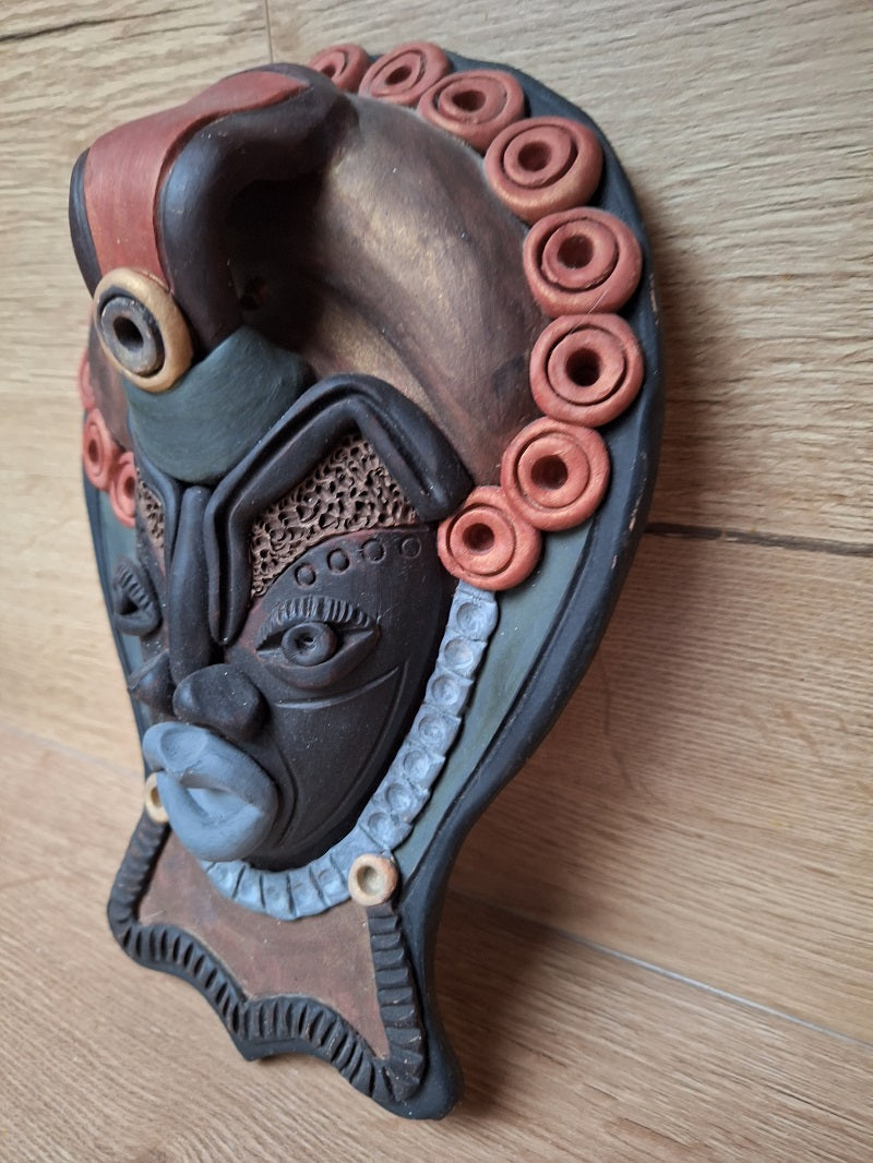 Masque mural vintage en terre cuite polychrome – Visage stylisé – Artisanat ethnique