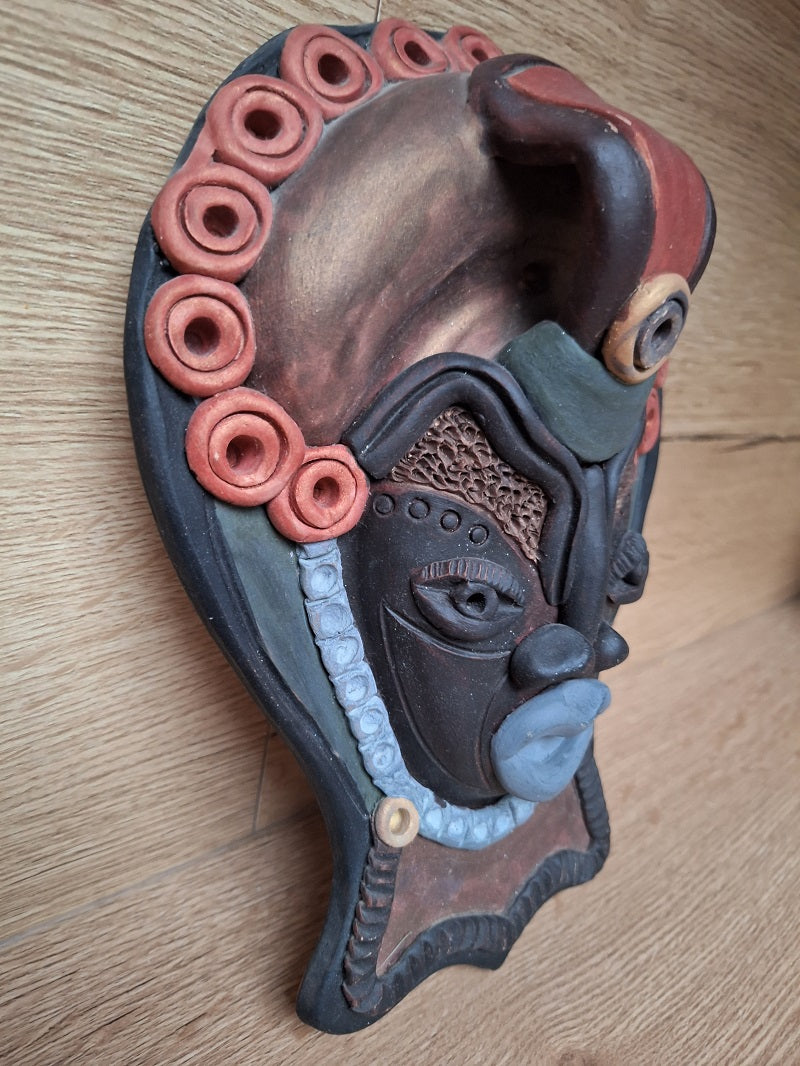 Masque mural vintage en terre cuite polychrome – Visage stylisé – Artisanat ethnique