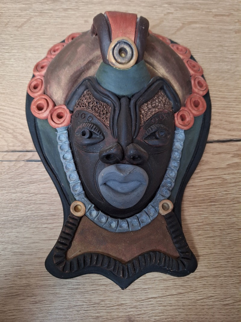 Masque mural vintage en terre cuite polychrome – Visage stylisé – Artisanat ethnique