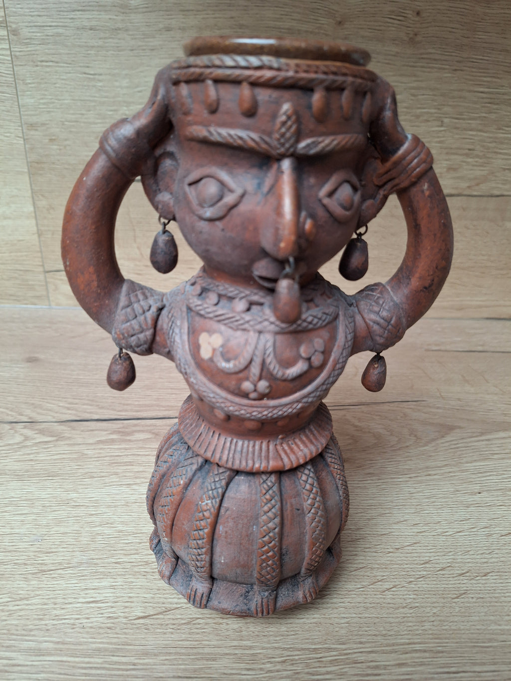 Statuette ancienne Inde Sadum – Femme en terre cuite artisanale – Andhra Pradesh – 32 cm