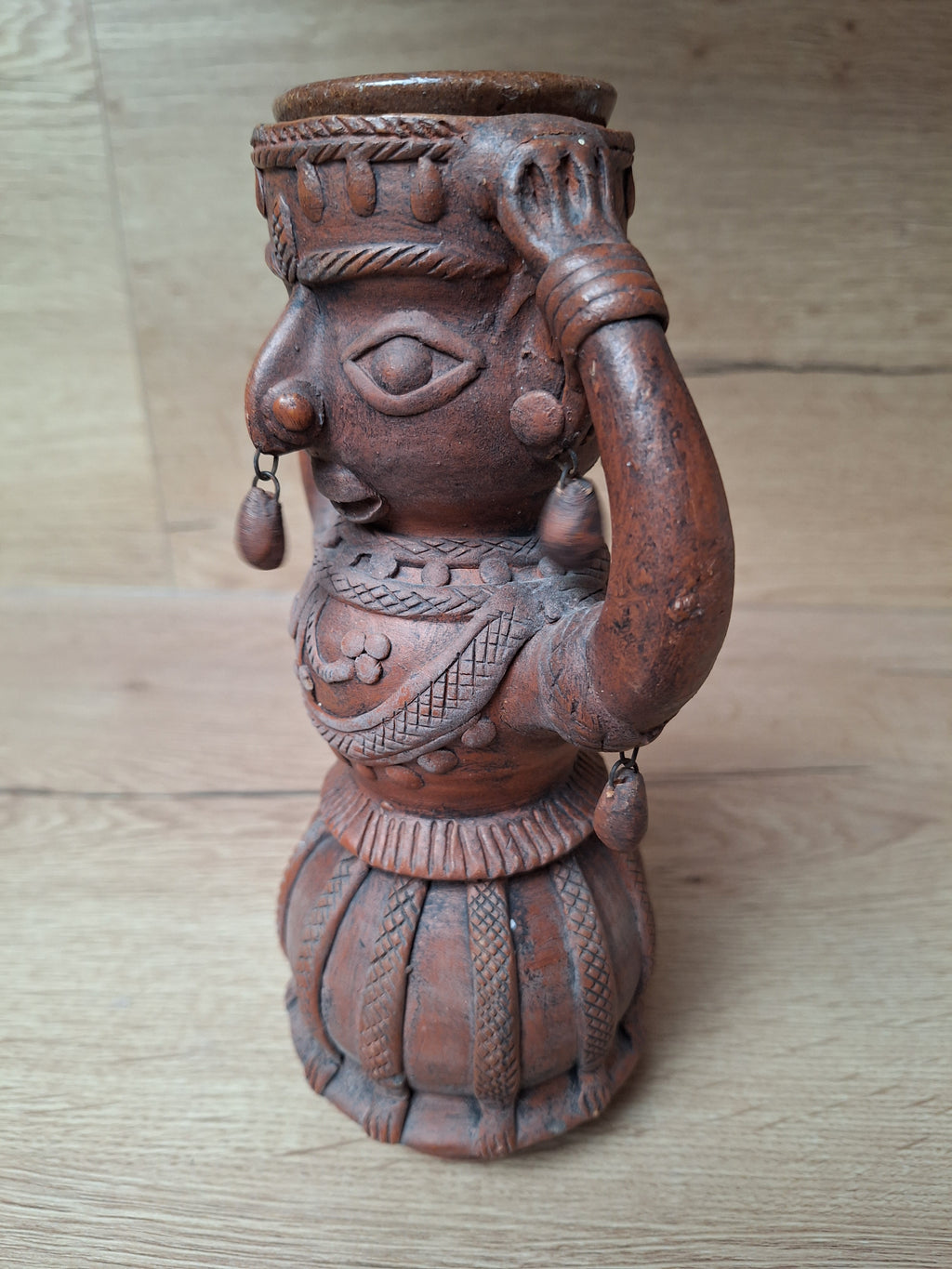 Statuette ancienne Inde Sadum – Femme en terre cuite artisanale – Andhra Pradesh – 32 cm