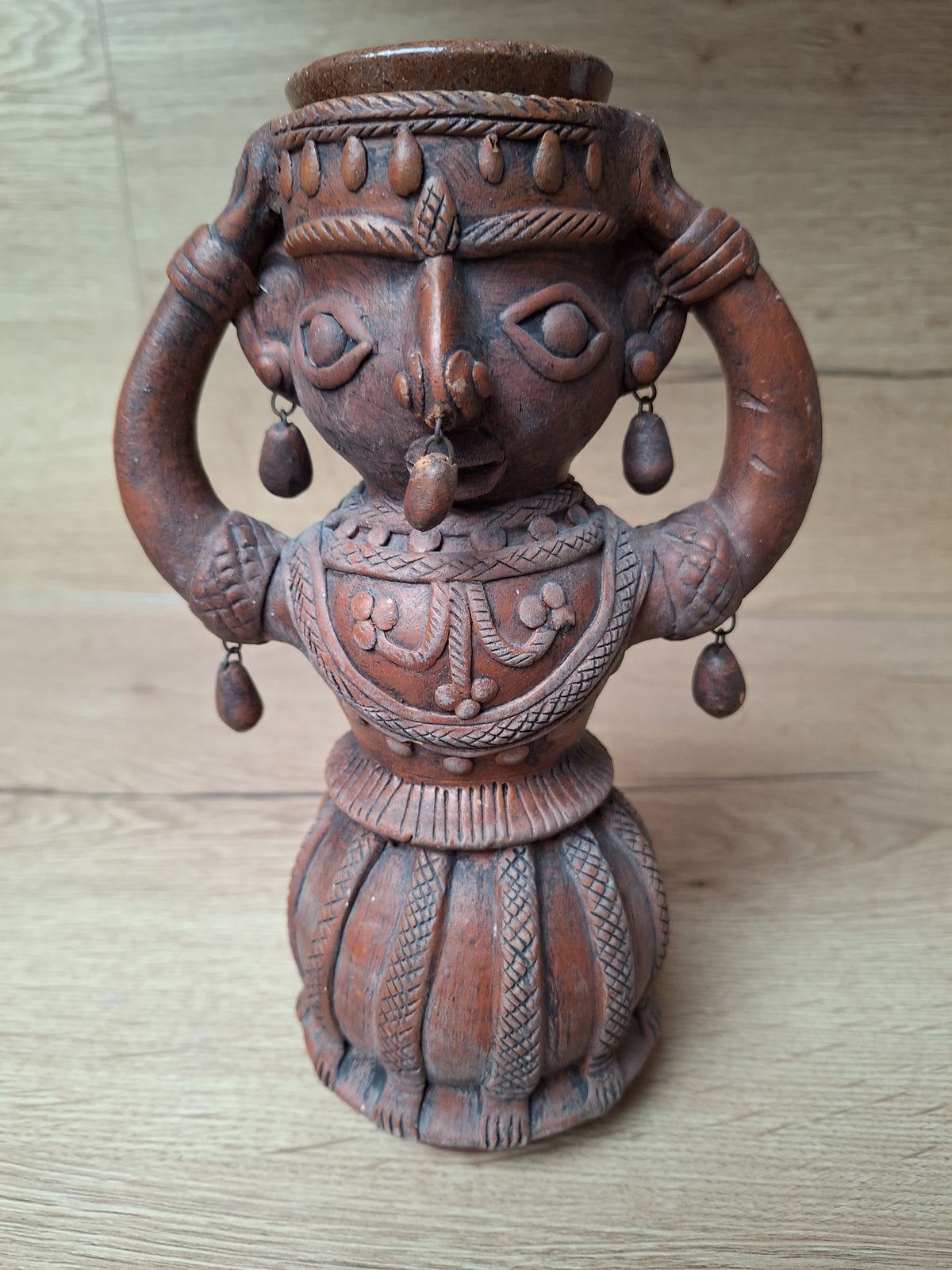 Statuette ancienne Inde Sadum – Femme en terre cuite artisanale – Andhra Pradesh – 32 cm