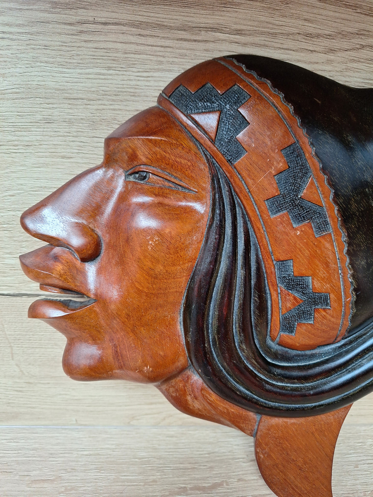 Duo de sculptures murales Quechua – Homme & Femme des Andes – Bois sculpté – Bolivie