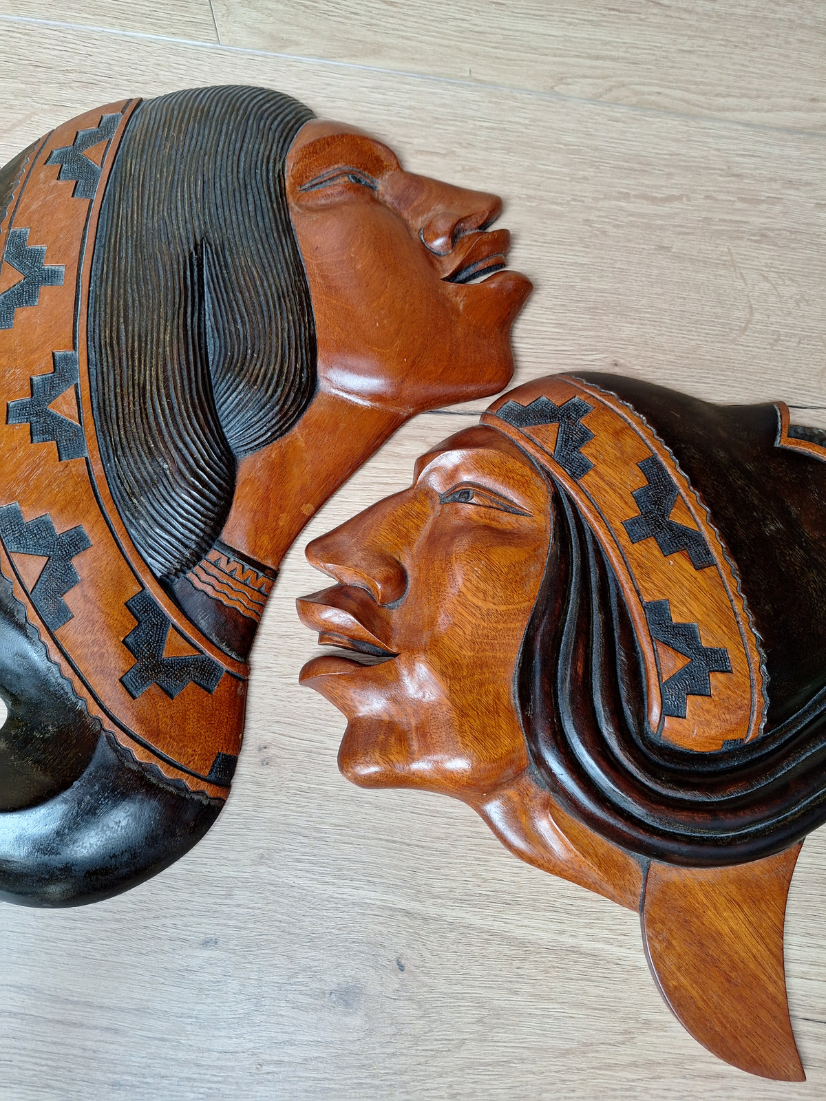 Duo de sculptures murales Quechua – Homme & Femme des Andes – Bois sculpté – Bolivie