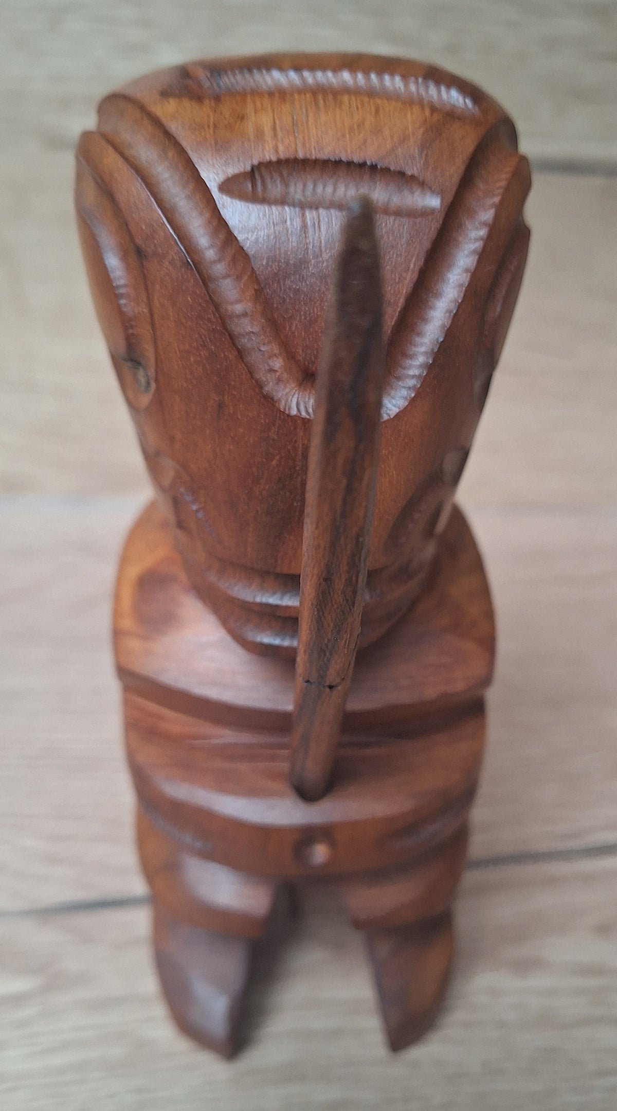 Tiki guerrier polynésien en bois avec lance – Tahiti / Îles Marquises – 18,5 cm