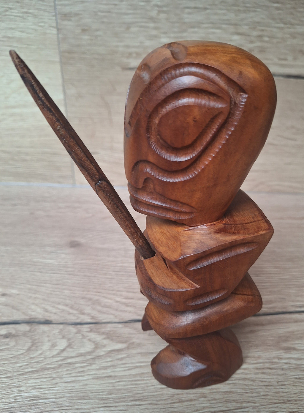 Tiki guerrier polynésien en bois avec lance – Tahiti / Îles Marquises – 18,5 cm