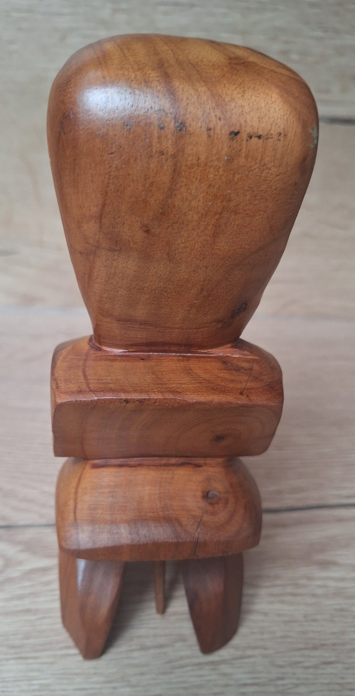 Tiki guerrier polynésien en bois avec lance – Tahiti / Îles Marquises – 18,5 cm