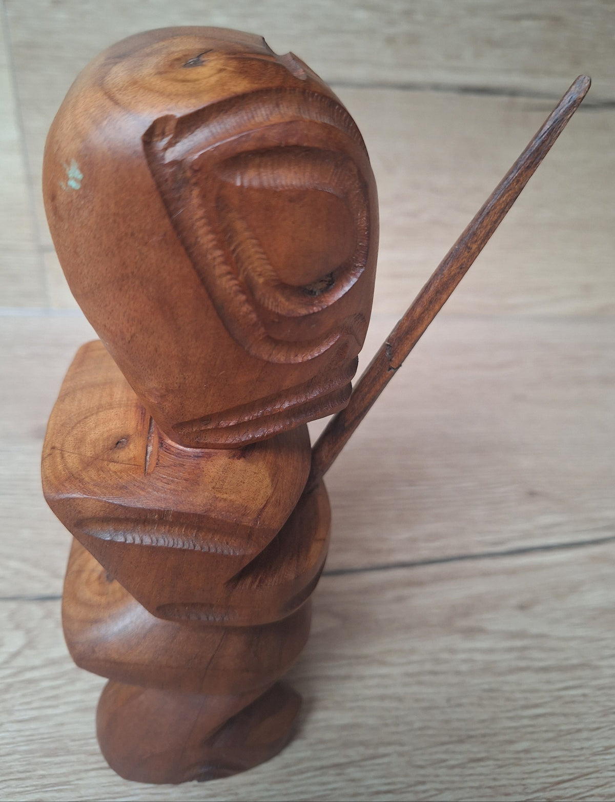 Tiki guerrier polynésien en bois avec lance – Tahiti / Îles Marquises – 18,5 cm