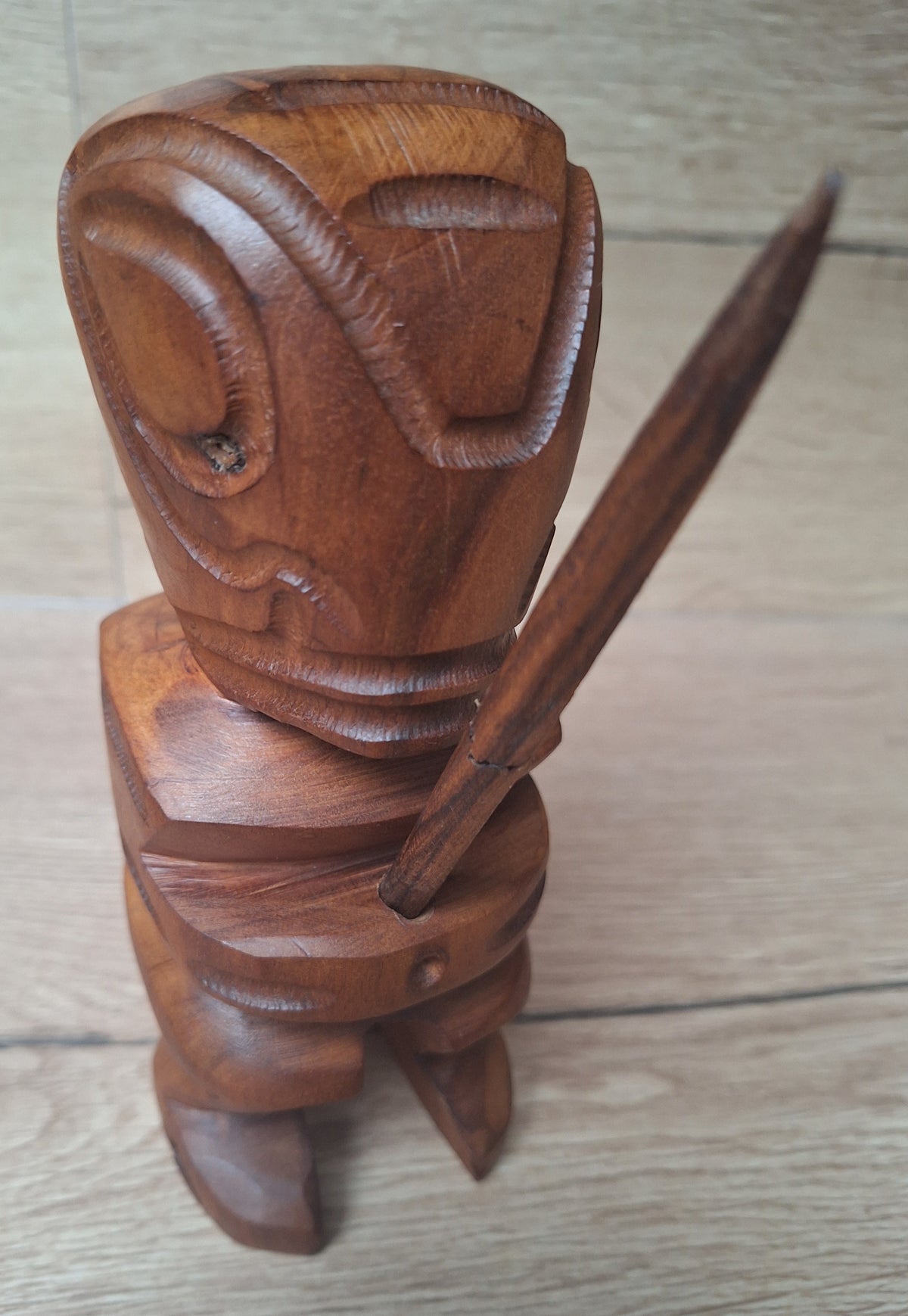 Tiki guerrier polynésien en bois avec lance – Tahiti / Îles Marquises – 18,5 cm