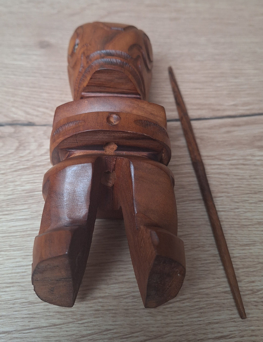 Tiki guerrier polynésien en bois avec lance – Tahiti / Îles Marquises – 18,5 cm