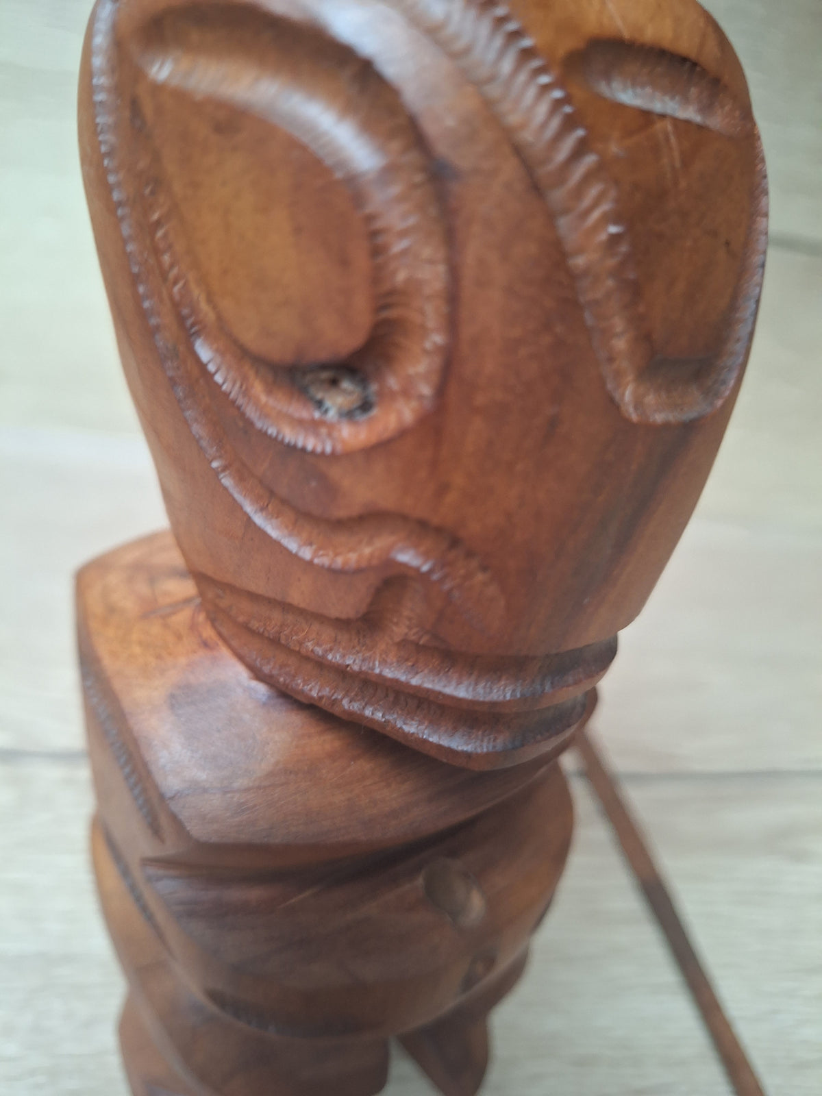 Tiki guerrier polynésien en bois avec lance – Tahiti / Îles Marquises – 18,5 cm