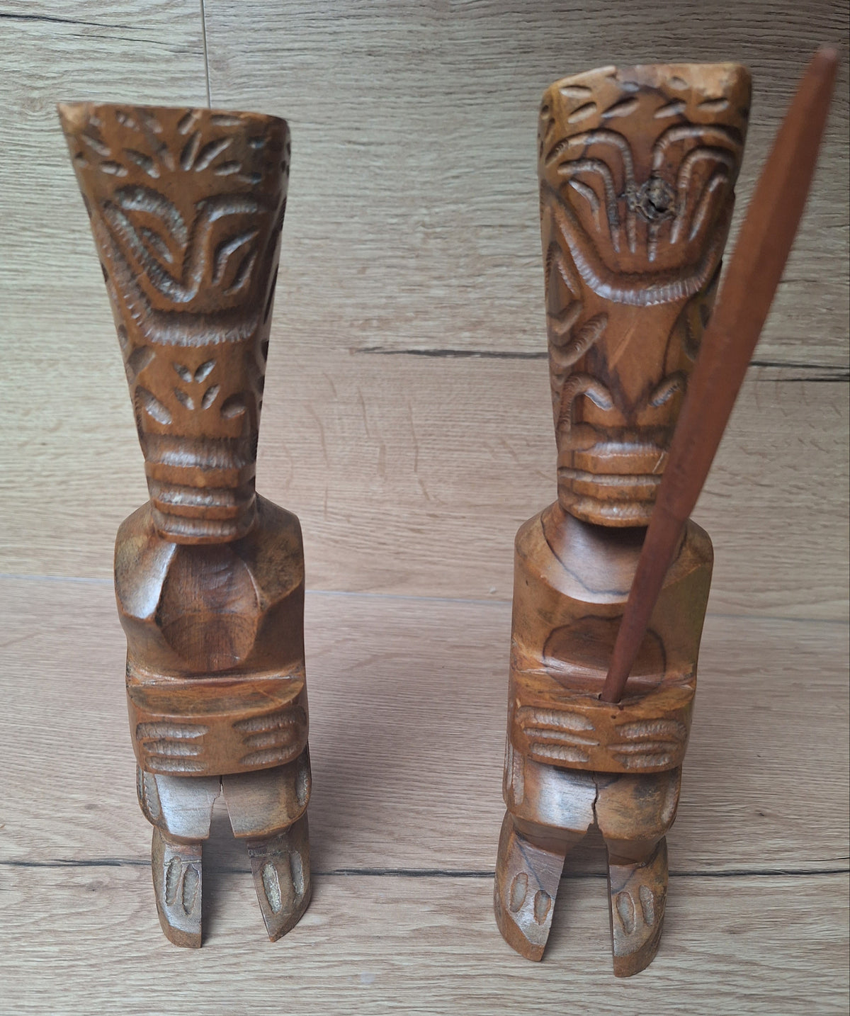 Paire de Tiki en bois sculpté – Artisanat des Îles Marquises, Polynésie – 24 et 25 cm