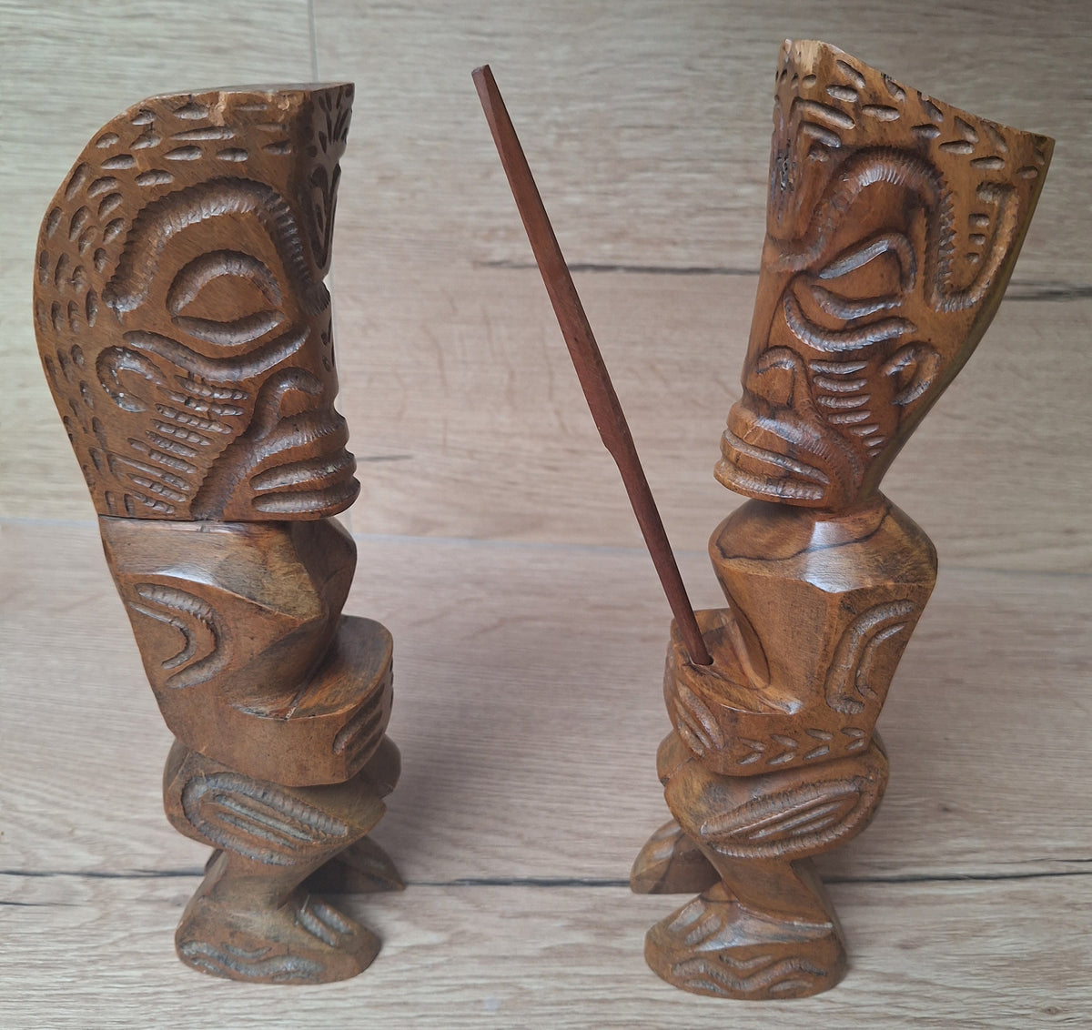 Paire de Tiki en bois sculpté – Artisanat des Îles Marquises, Polynésie – 24 et 25 cm