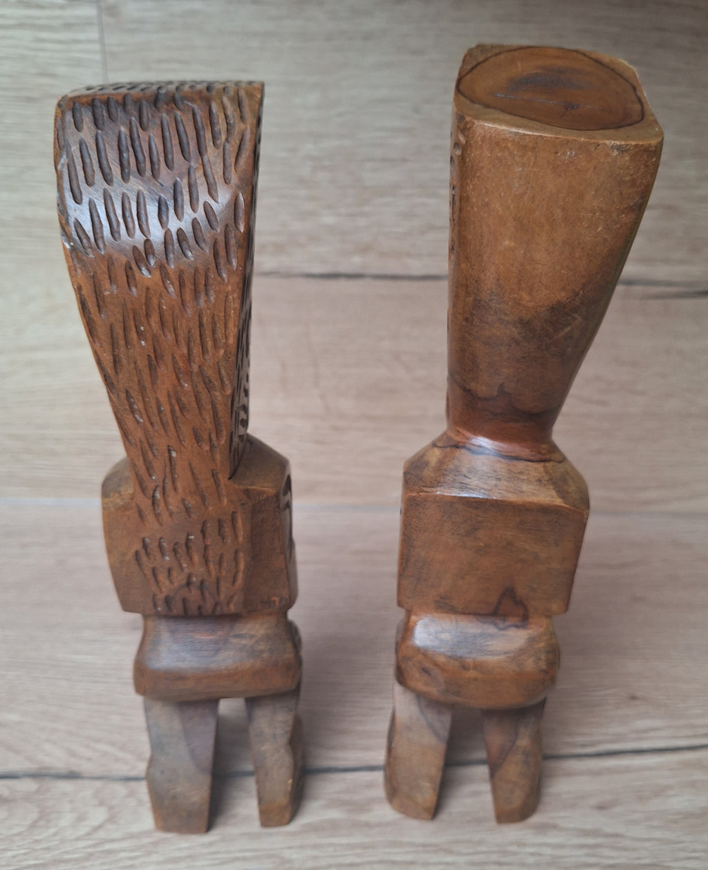 Paire de Tiki en bois sculpté – Artisanat des Îles Marquises, Polynésie – 24 et 25 cm