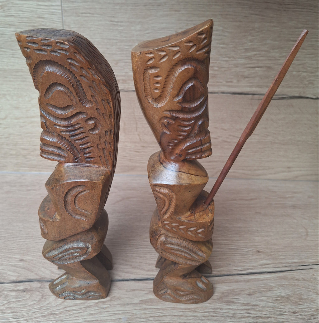 Paire de Tiki en bois sculpté – Artisanat des Îles Marquises, Polynésie – 24 et 25 cm