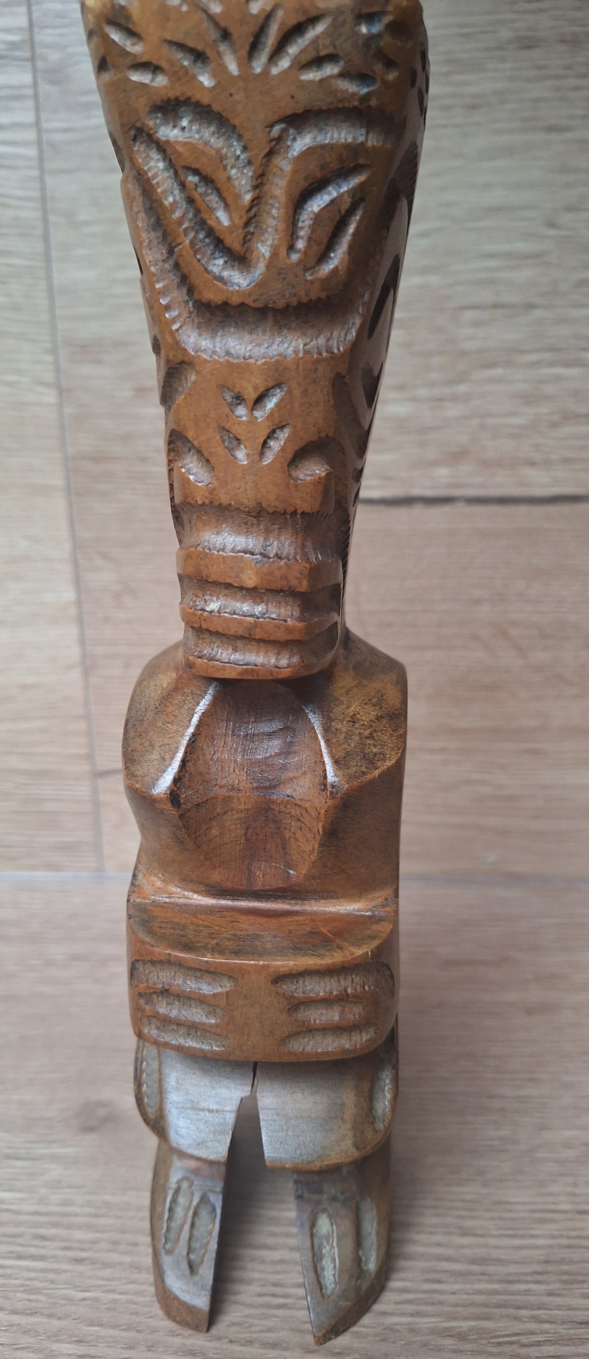 Paire de Tiki en bois sculpté – Artisanat des Îles Marquises, Polynésie – 24 et 25 cm