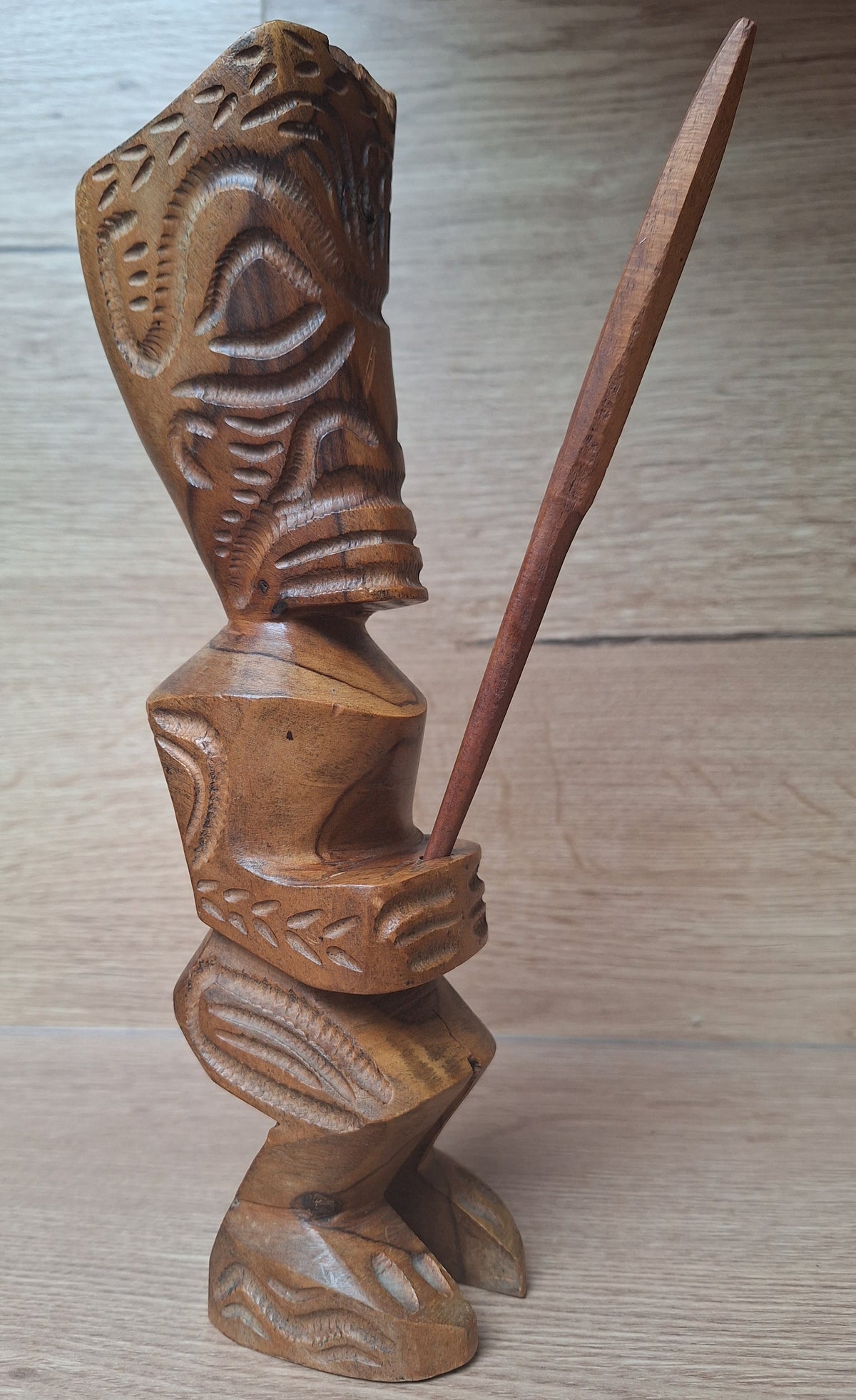 Paire de Tiki en bois sculpté – Artisanat des Îles Marquises, Polynésie – 24 et 25 cm