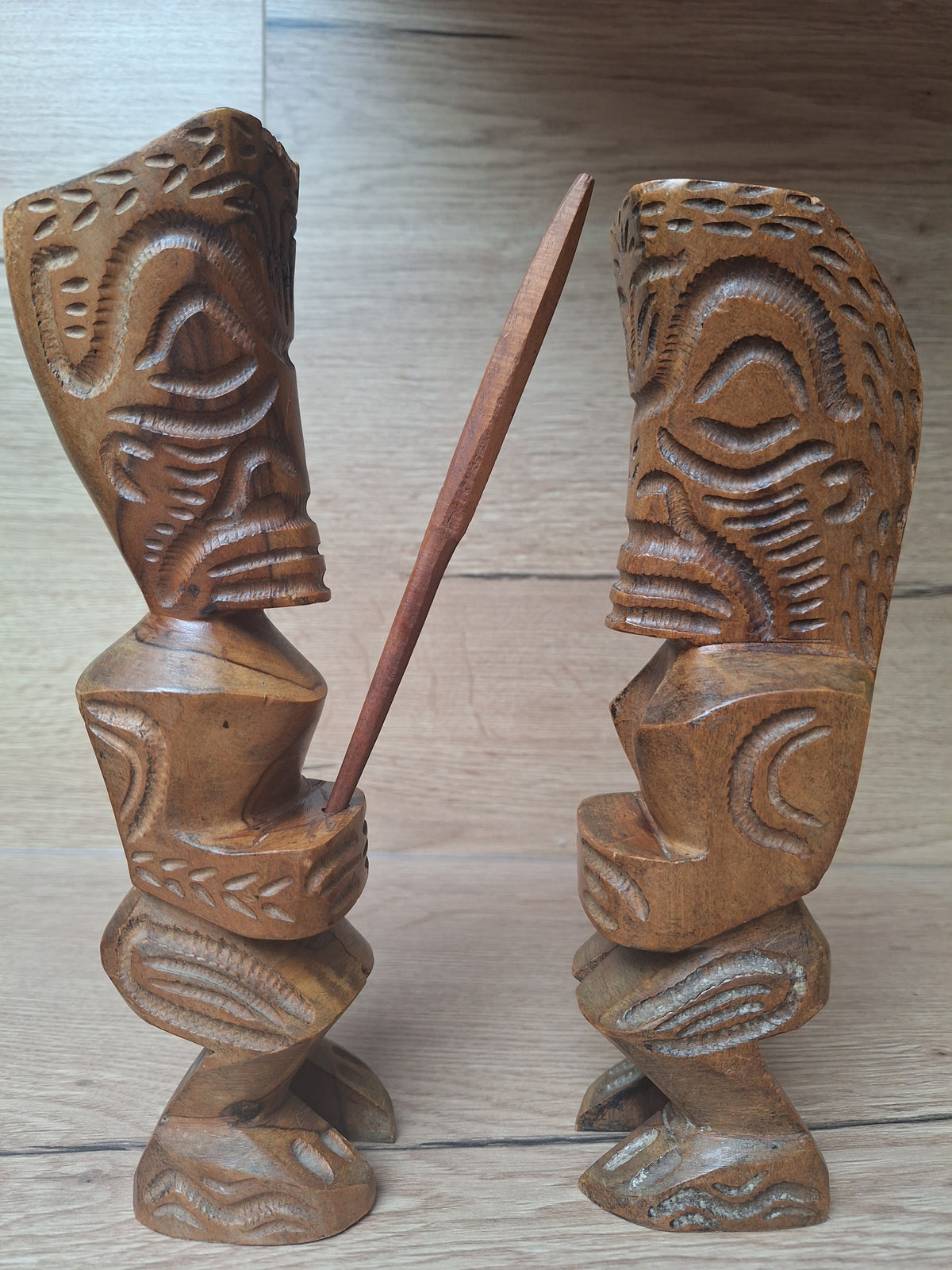 Paire de Tiki en bois sculpté – Artisanat des Îles Marquises, Polynésie – 24 et 25 cm