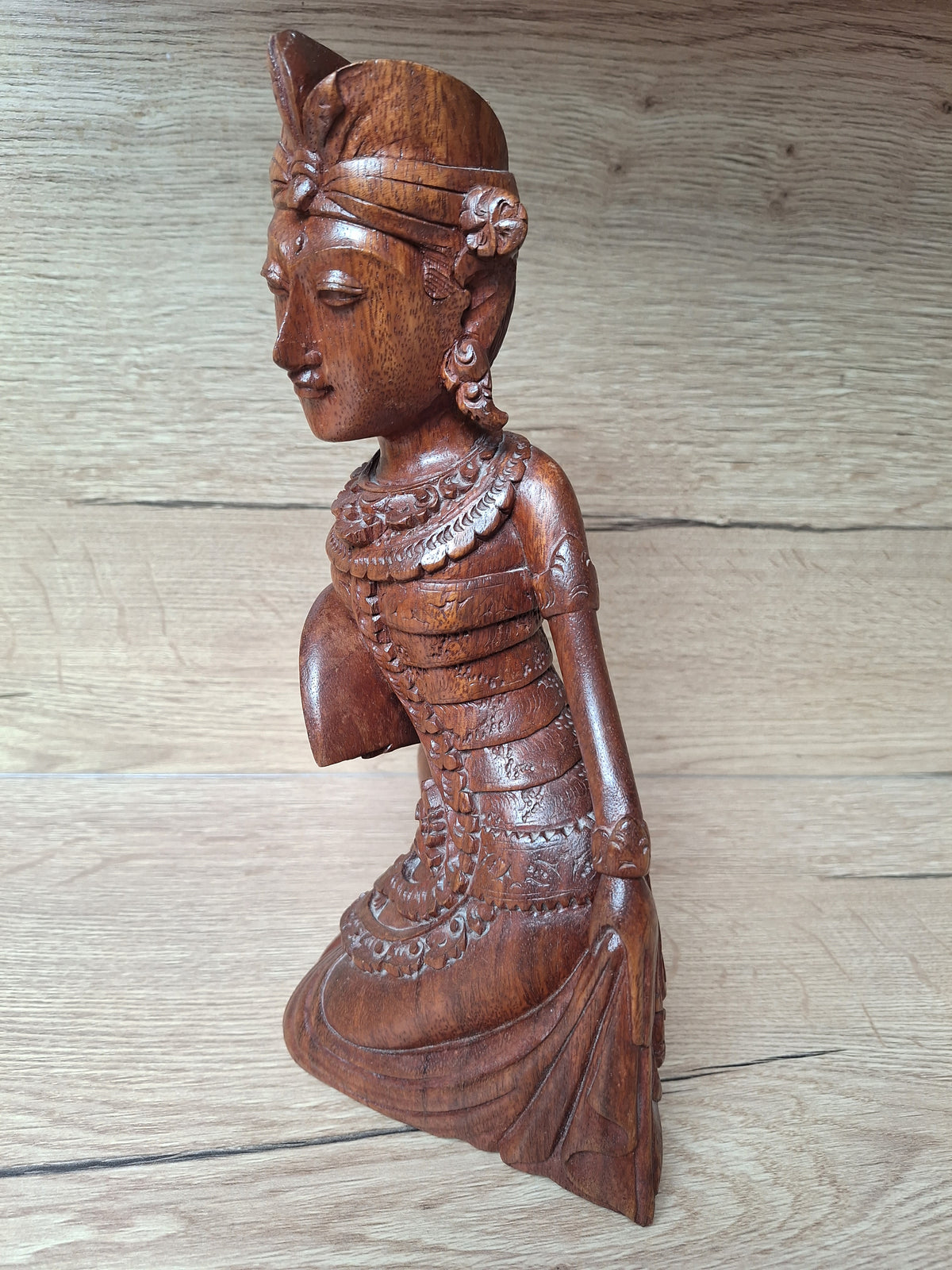 Sculpture en bois d'une danseuse traditionnelle balinaise, Indonésie. Asie