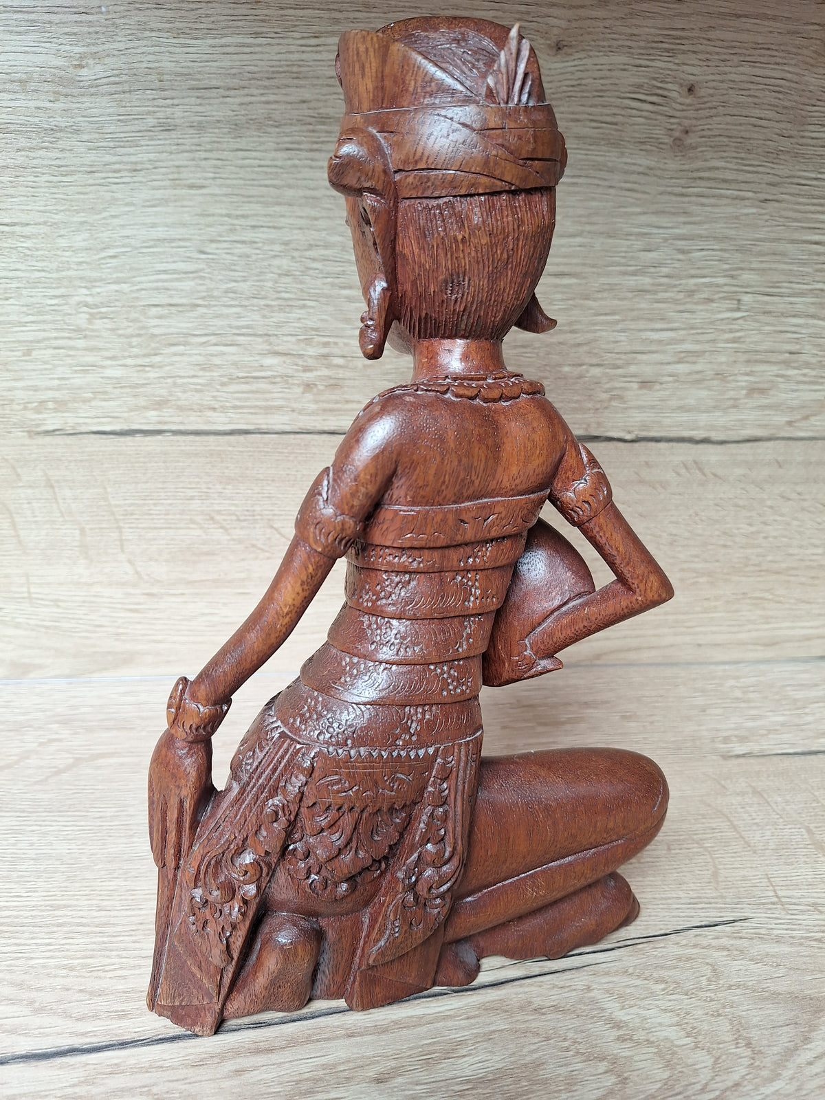 Sculpture en bois d'une danseuse traditionnelle balinaise, Indonésie. Asie