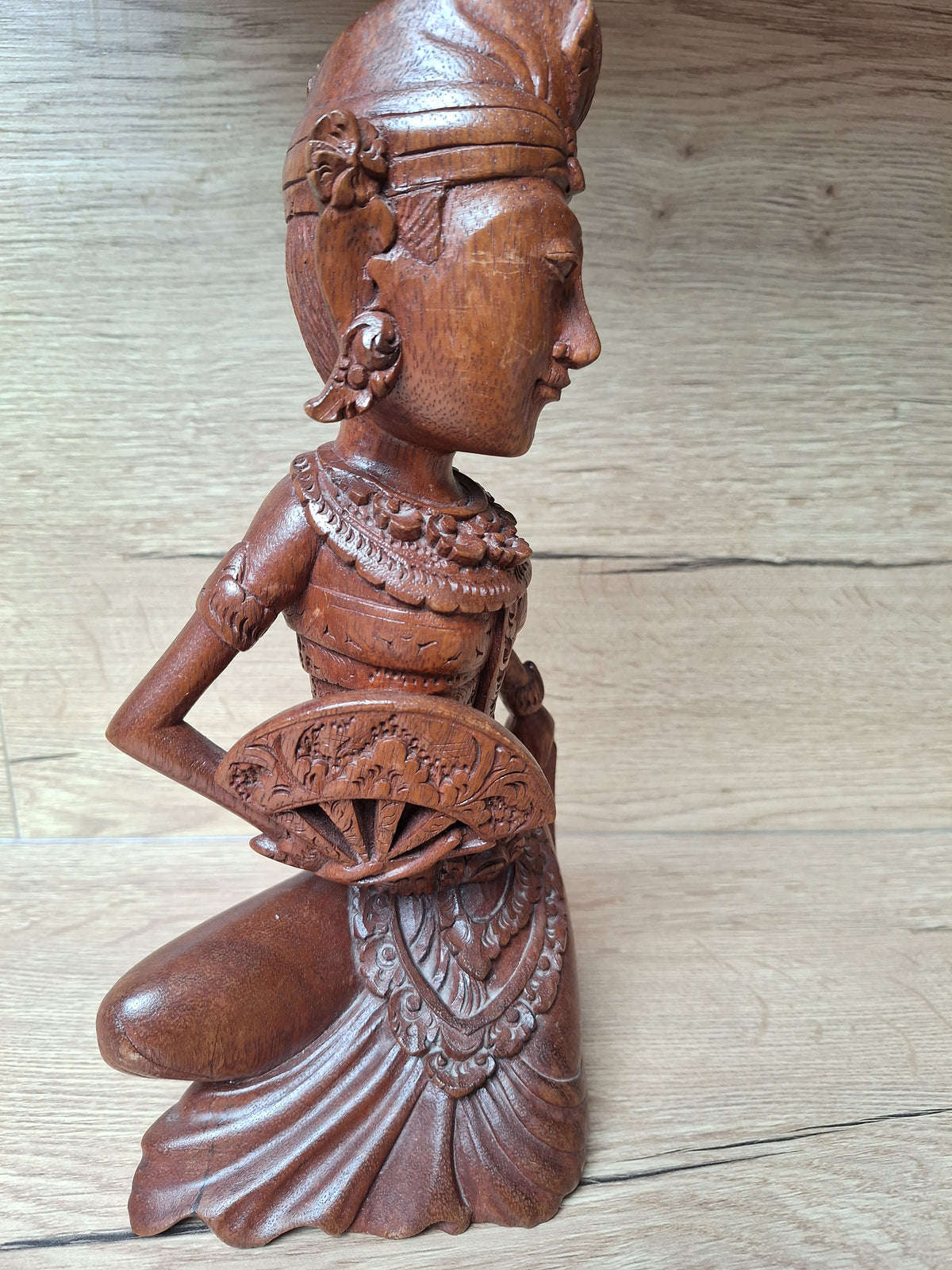 Sculpture en bois d'une danseuse traditionnelle balinaise, Indonésie. Asie