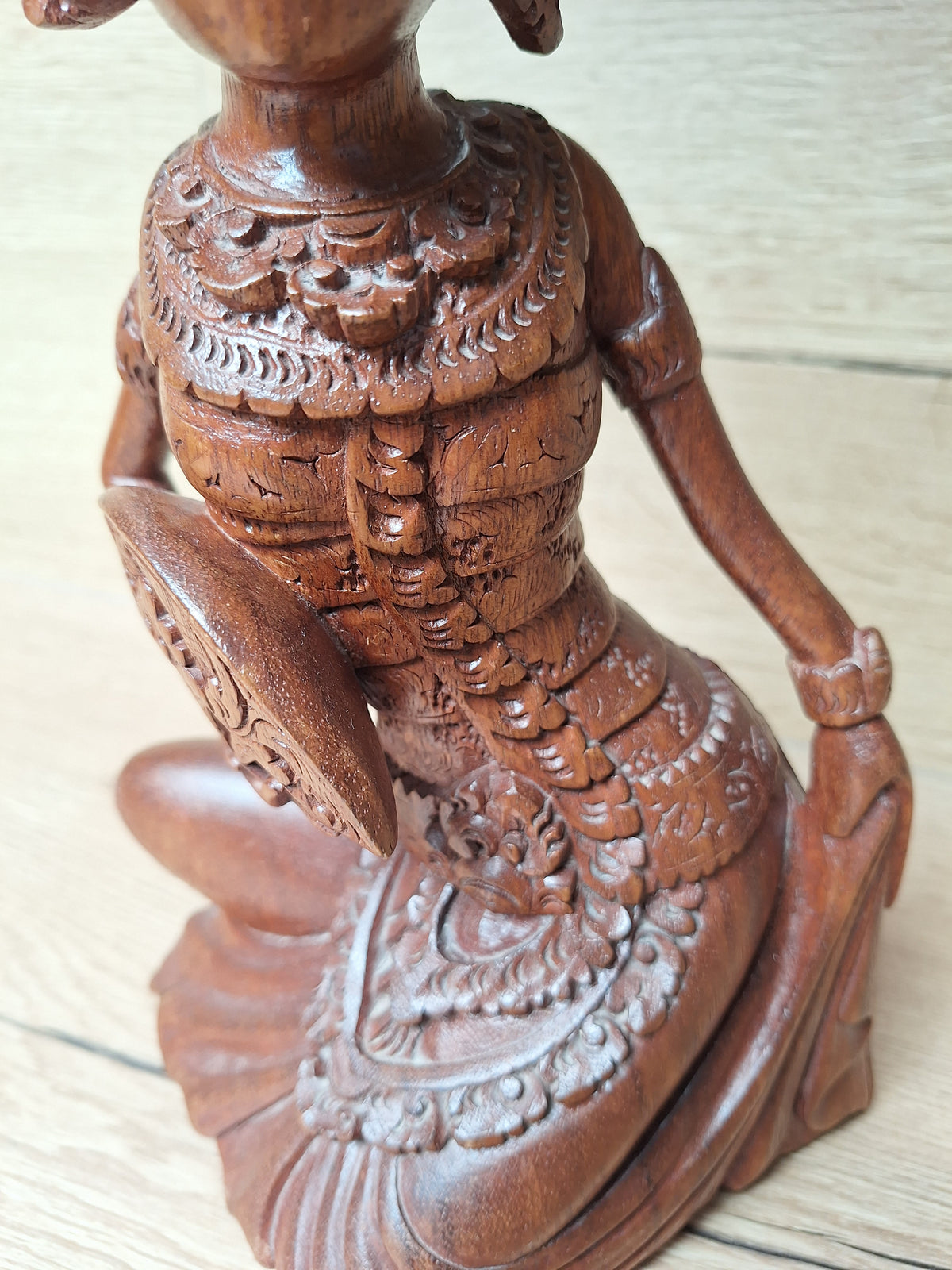 Sculpture en bois d'une danseuse traditionnelle balinaise, Indonésie. Asie