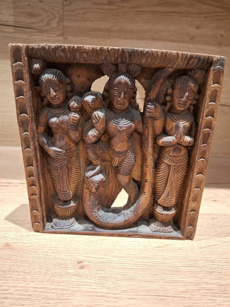 Bas-relief indien Krishna et Kāliya – Bois sculpté – Scène hindoue – Inde vintage