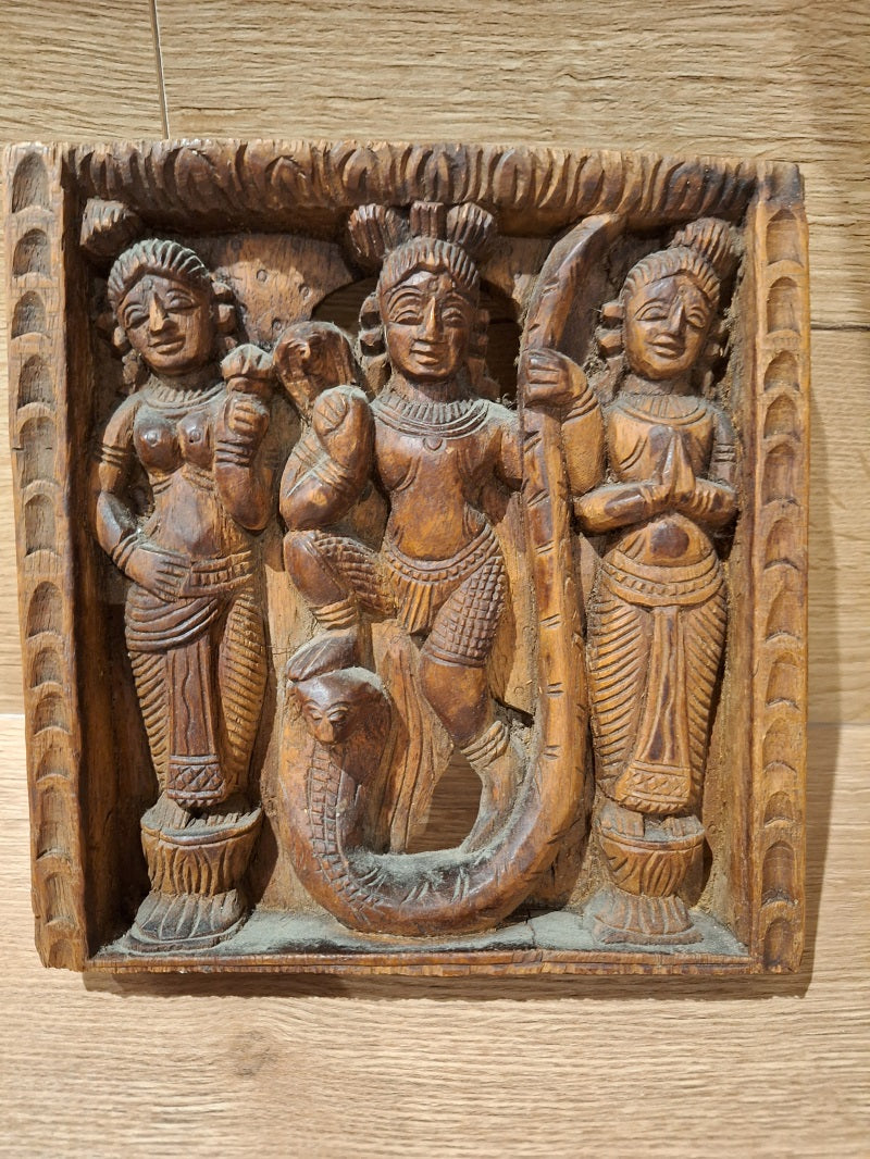 Bas-relief indien Krishna et Kāliya – Bois sculpté – Scène hindoue – Inde vintage