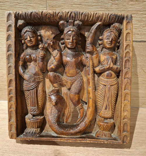 Bas-relief indien Krishna et Kāliya – Bois sculpté – Scène hindoue – Inde vintage
