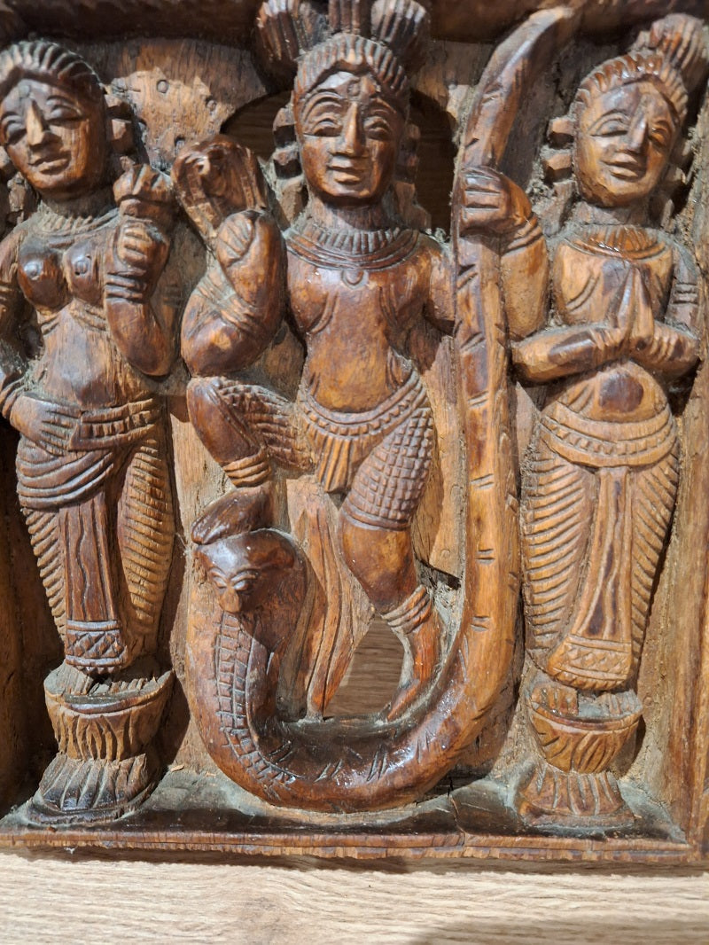 Bas-relief indien Krishna et Kāliya – Bois sculpté – Scène hindoue – Inde vintage