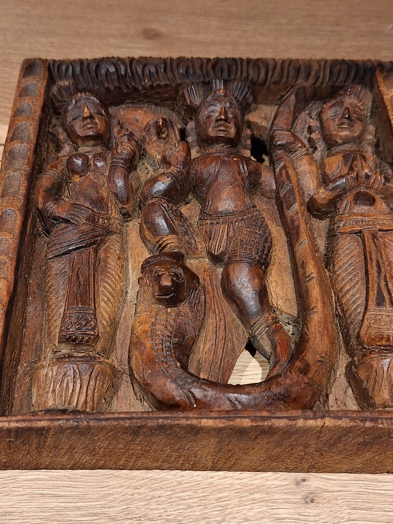 Bas-relief indien Krishna et Kāliya – Bois sculpté – Scène hindoue – Inde vintage