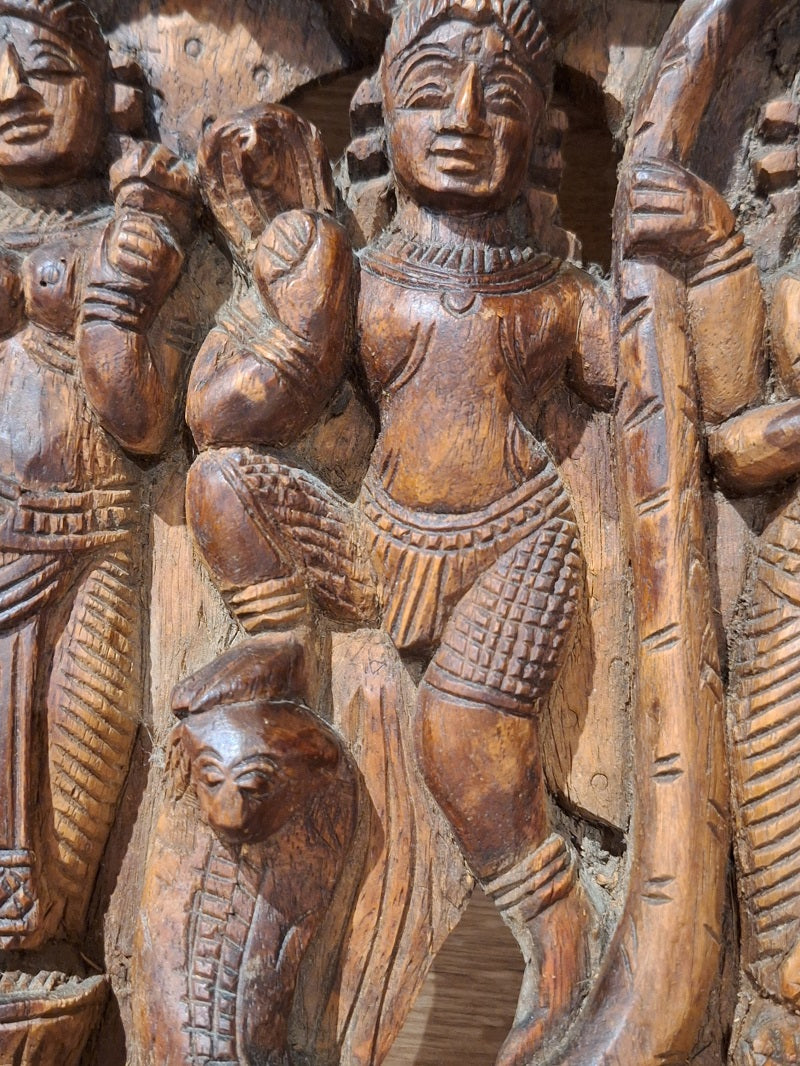 Bas-relief indien Krishna et Kāliya – Bois sculpté – Scène hindoue – Inde vintage